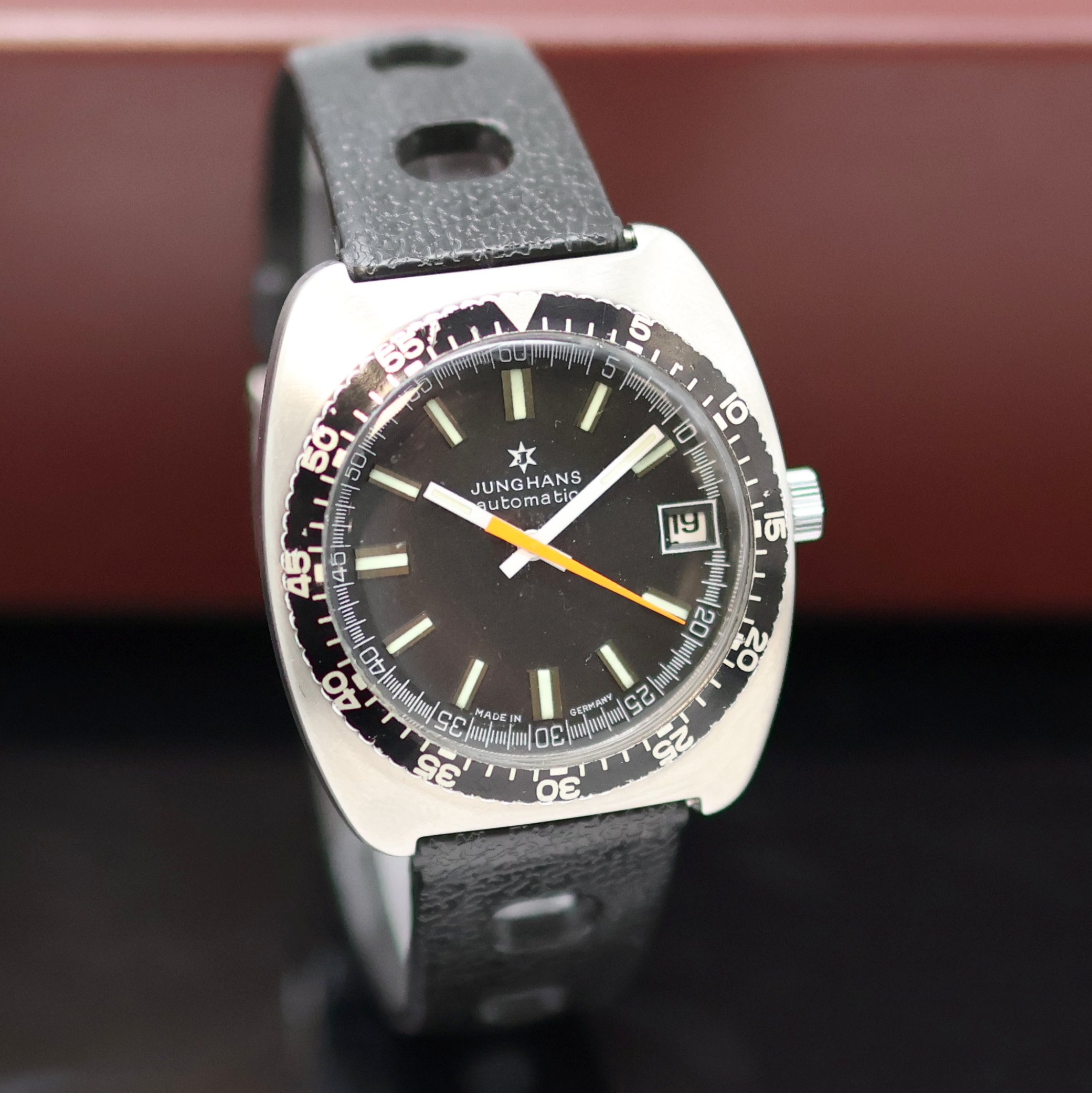 Detail b: JUNGHANS Herrenarmbanduhr, Automatik, Deutschland 1975, Edelstahlgeh. inkl. Sport Kautschukband, Boden aufgedr., Lünette m. 60er Teilung beids. ...