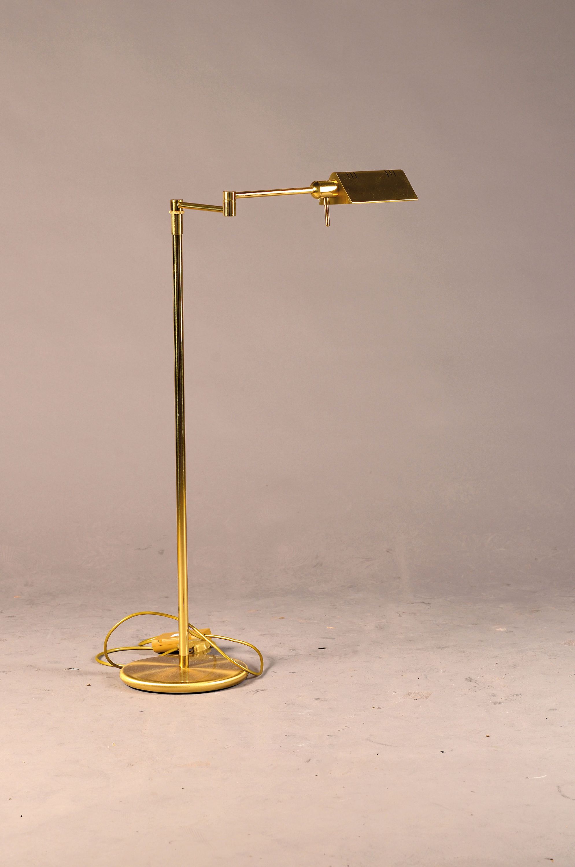 Image 27130278 - Stehlampe, 80er Jahre, eine Brennstelle, aus Messing, mit schwenkbarer Lampe Funktion ...