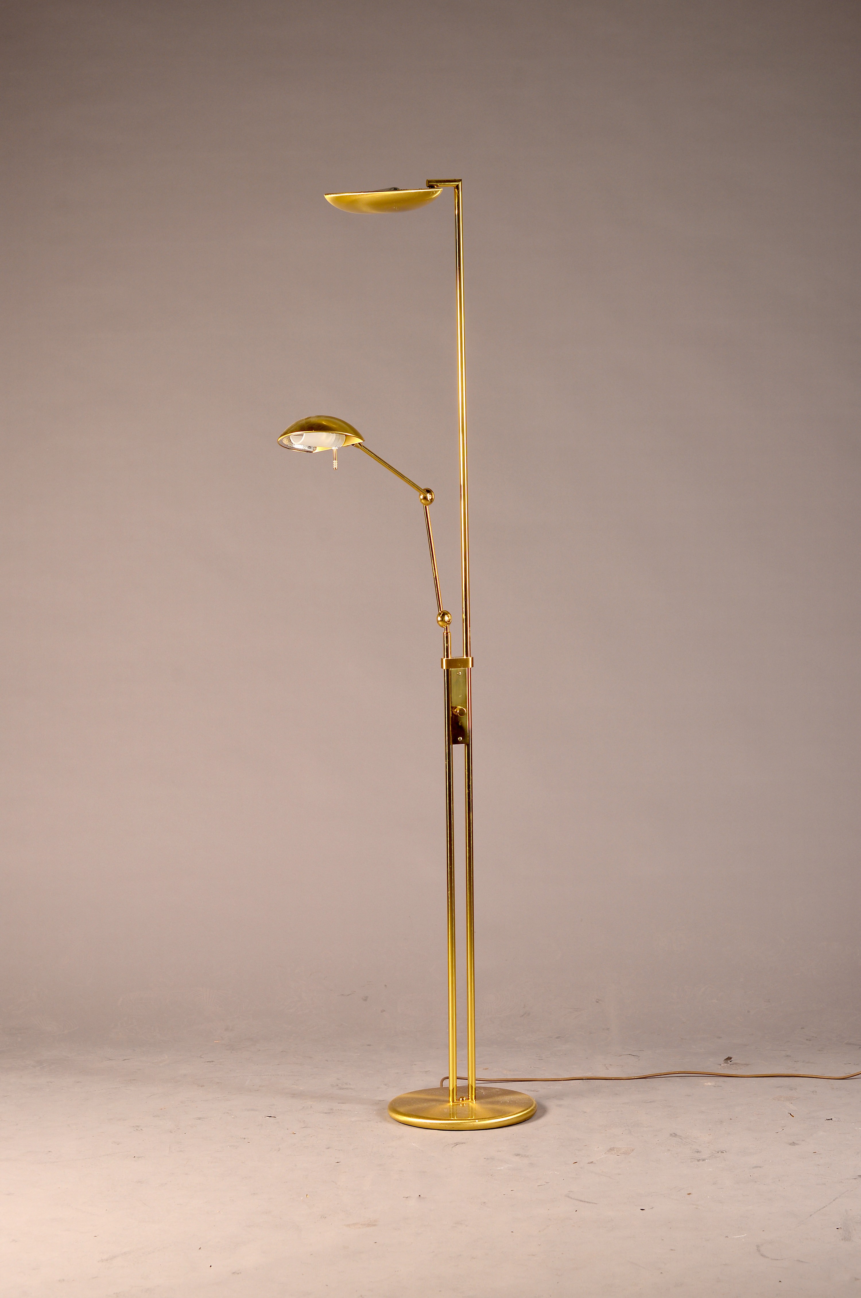 Image 27130281 - Stehlampe, 80er Jahre, 2 Brennstellen, aus Messing, Tellerlampe, und Leselampe mit ...