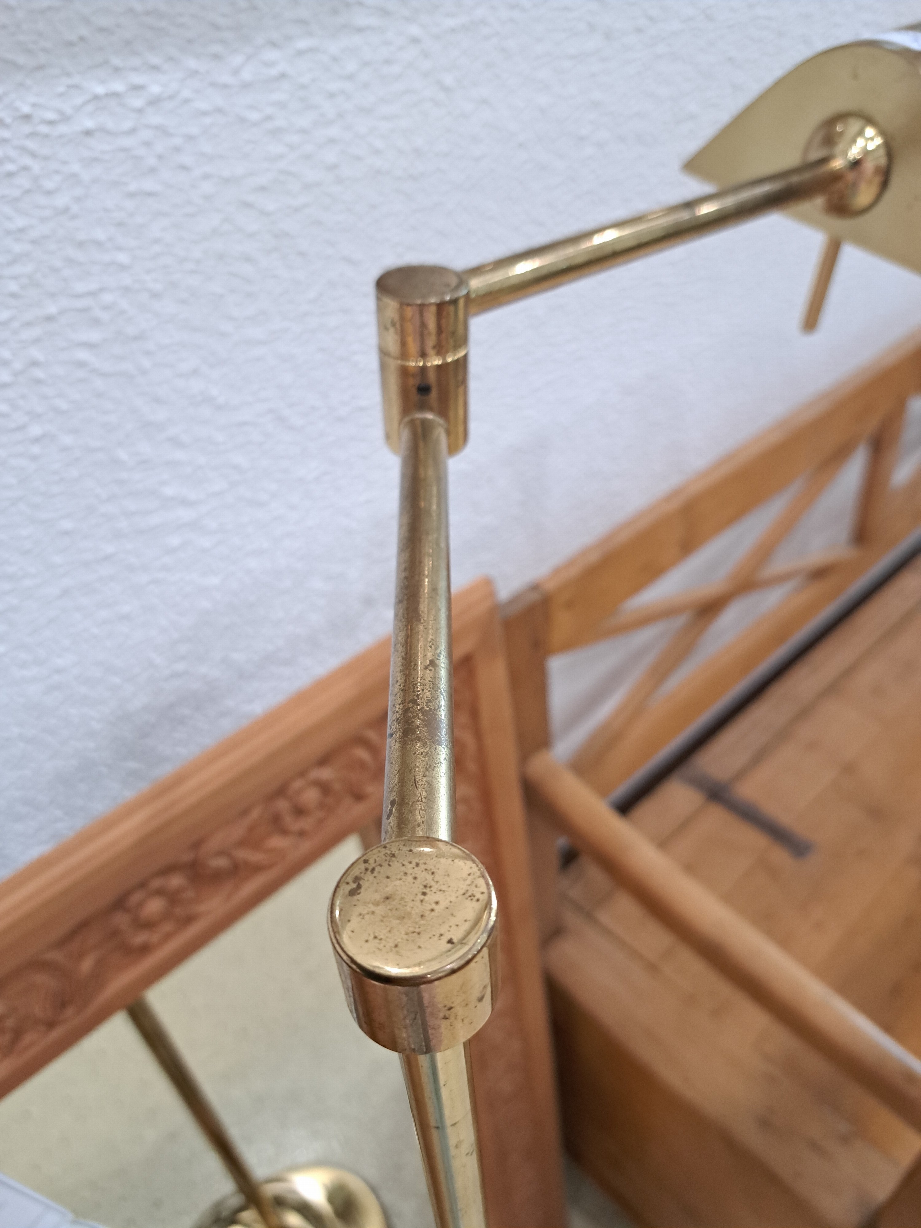 Detail c: Stehlampe, 80er Jahre, Messing, mit schwenkbarer Lampe, Elektrifizierung nicht geprüft, H. ca. 102 cm