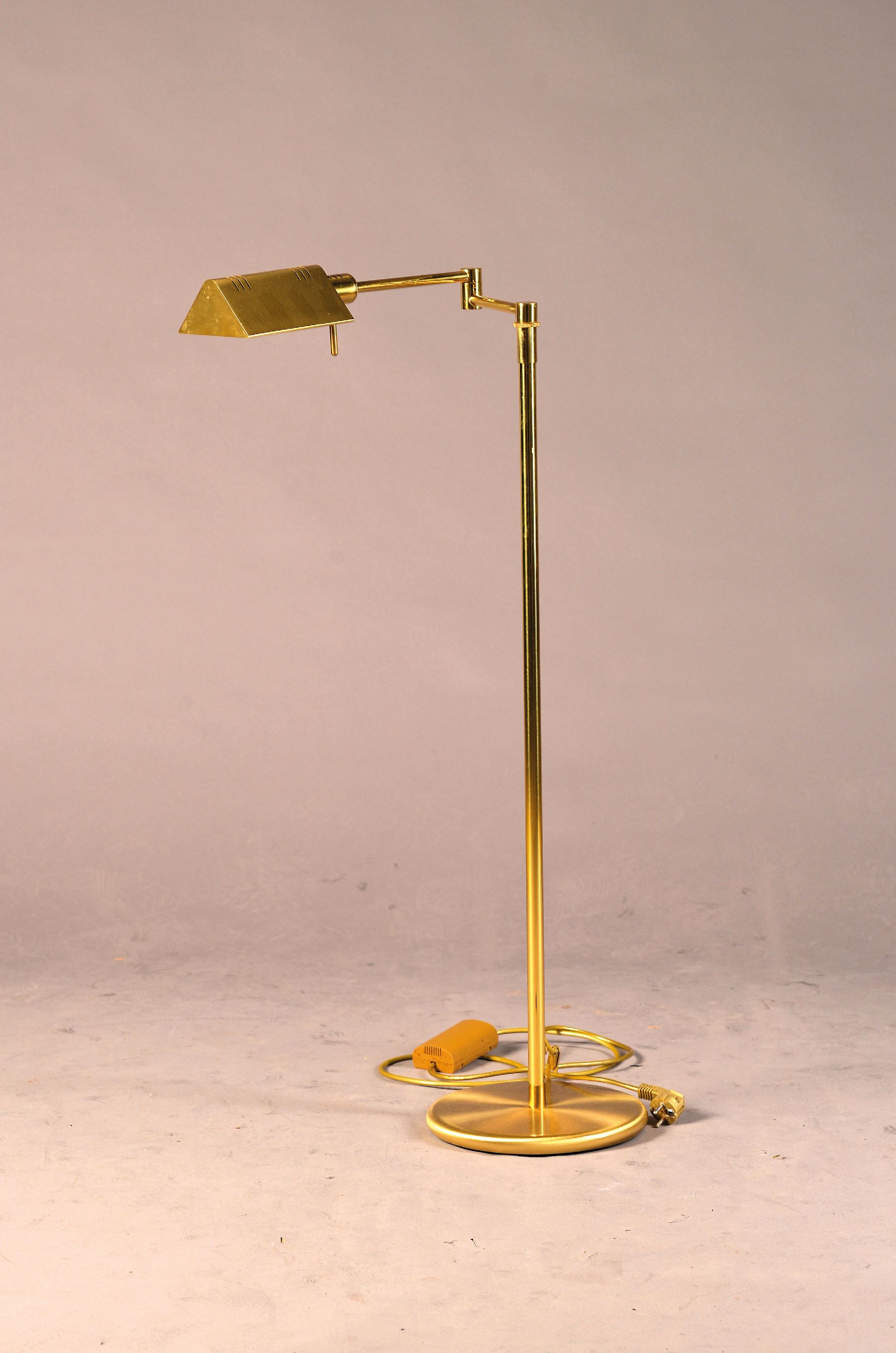 Image 27130299 - Stehlampe, 80er Jahre, Messing, mit schwenkbarer Lampe, Elektrifizierung nicht geprüft, ...