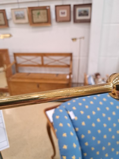 27130278b - Stehlampe, 80er Jahre, eine Brennstelle, aus Messing, mit schwenkbarer Lampe Funktion ...