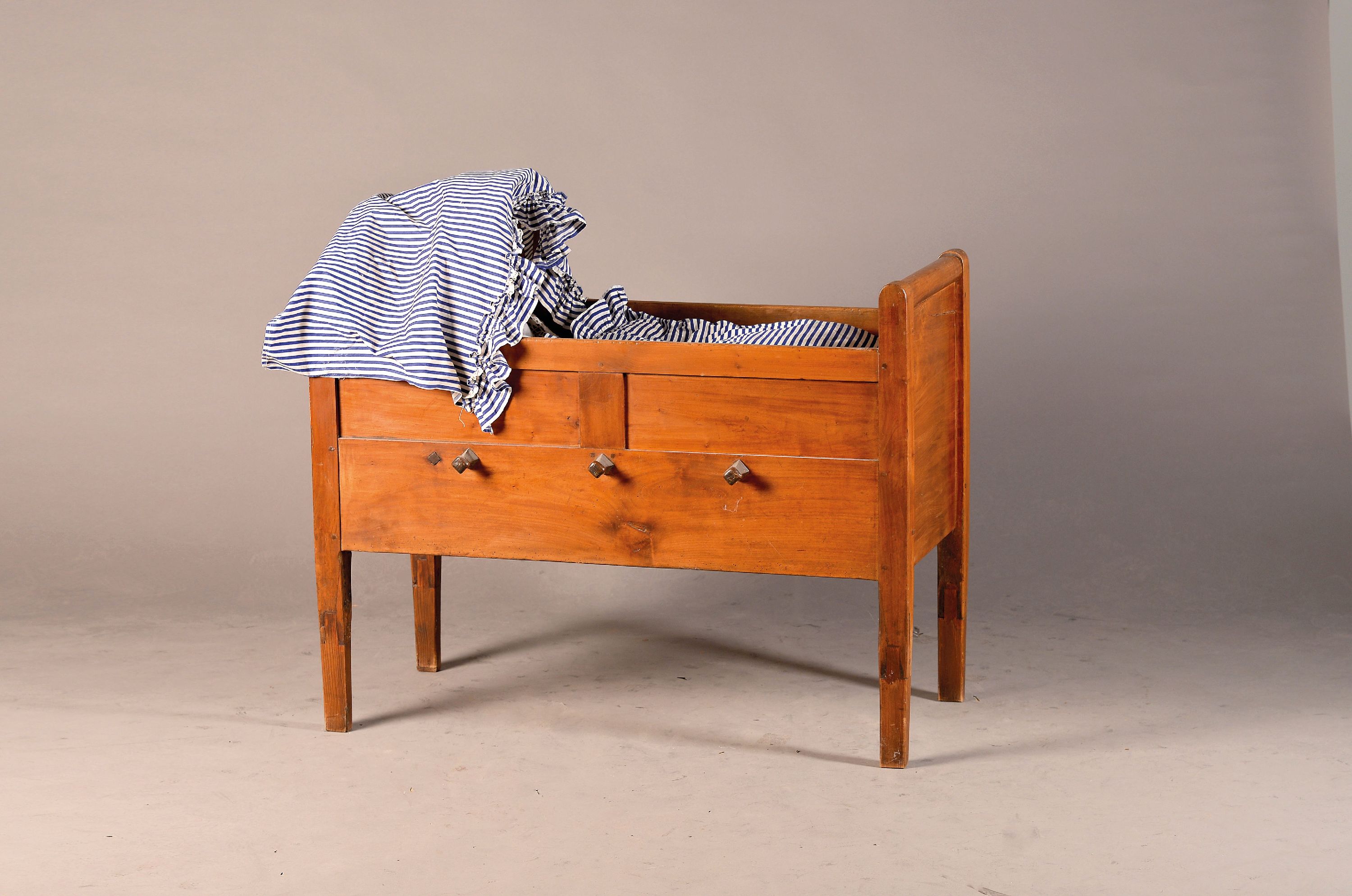 Image 27130301 - Kinderwiege, Biedermeier, dazu ein Konvolut aus 7 Puppen, 19.Jh., Kirschbaum massiv, ca. ...