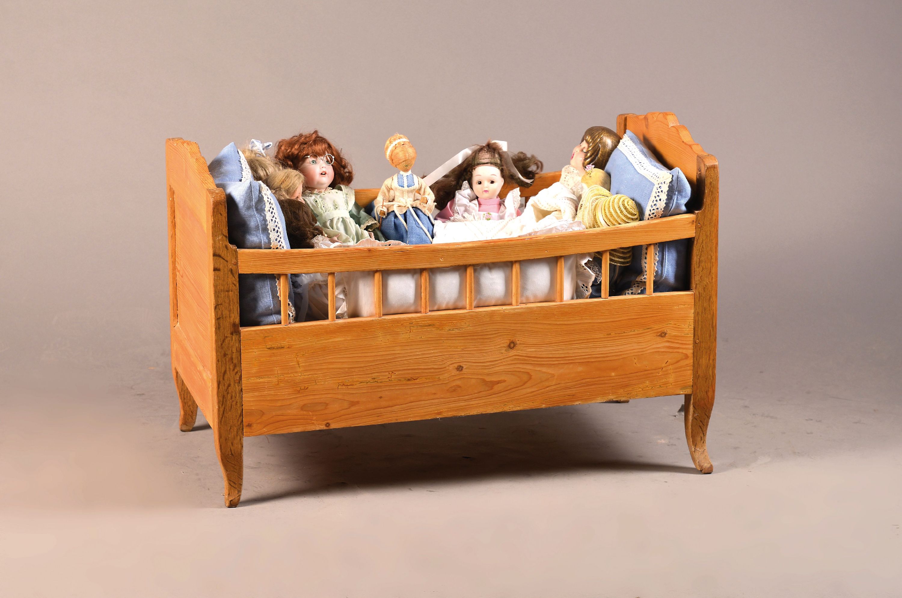 Image 27130302 - Kleine Kinderwiege dazu ein Puppenkonvolut aus9 Puppen, 20.Jh., Weichholz massiv , ca. ...