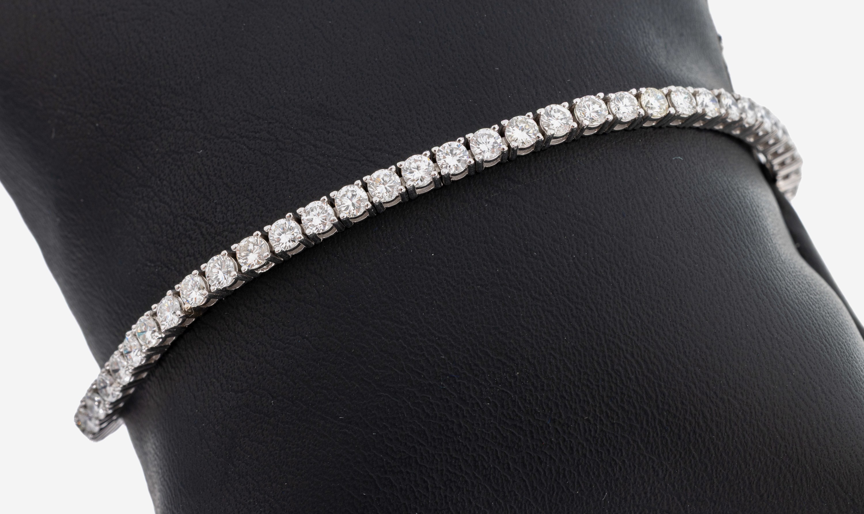 Image 27130344 - 14 kt Gold Brillant-Linienarmband, WG 585/000, 60 Brillanten zus. ca. 4.80 ct ...