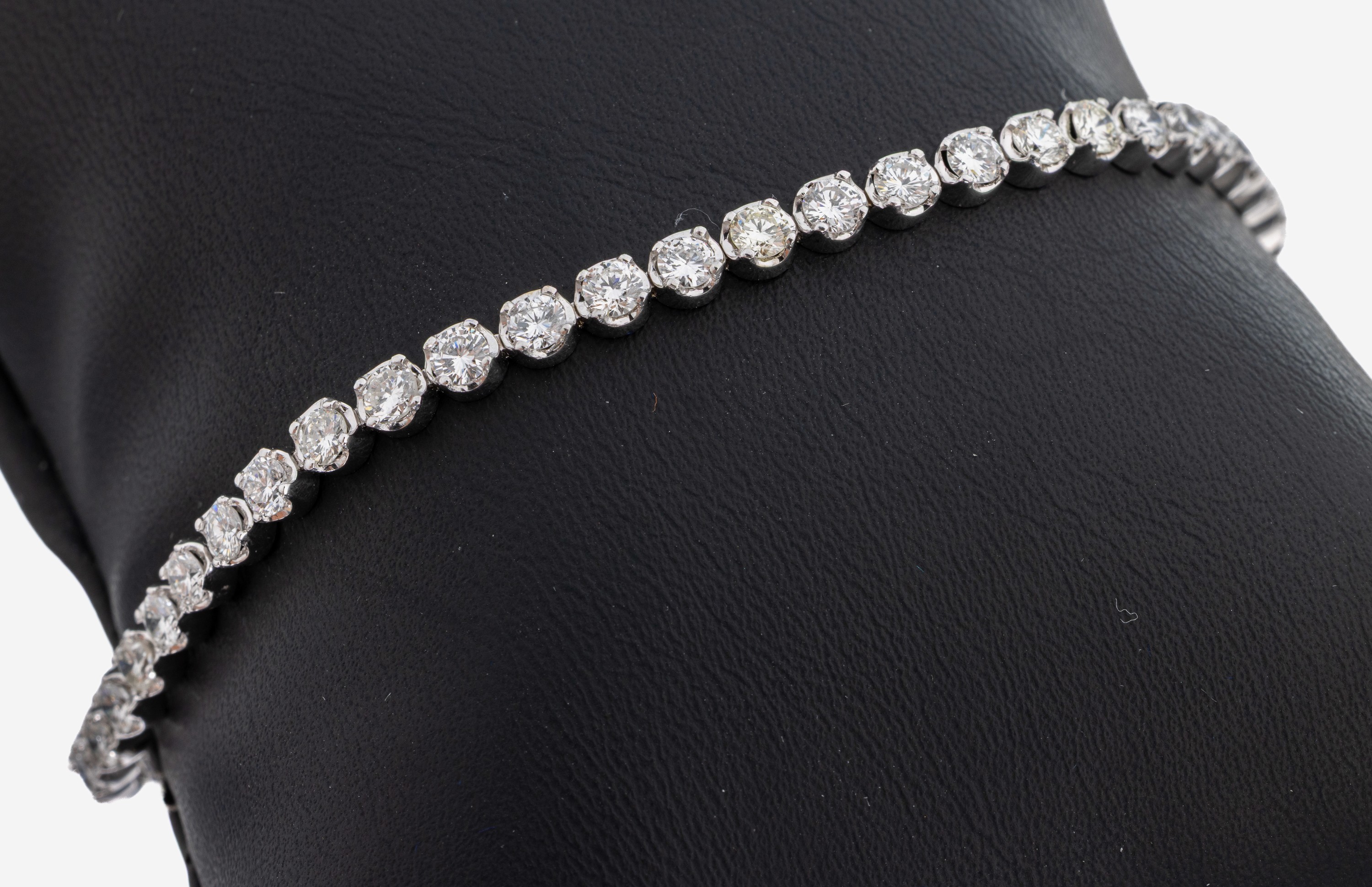Image 27130349 - 14 kt Gold Brillant-Linienarmband, WG 585/000, 48 Brillanten zus. ca. 4.50 ct ...