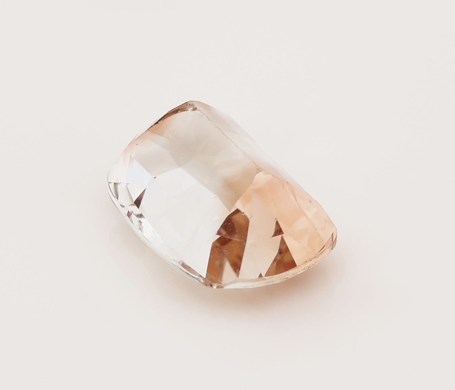 Detail a: Loser Topas, 21.98 ct, pinkish orange, modifizierter Brillantschliff, ca. 18.84 x 13.50 x 9.55 mm, mit GemLab Zertifikat