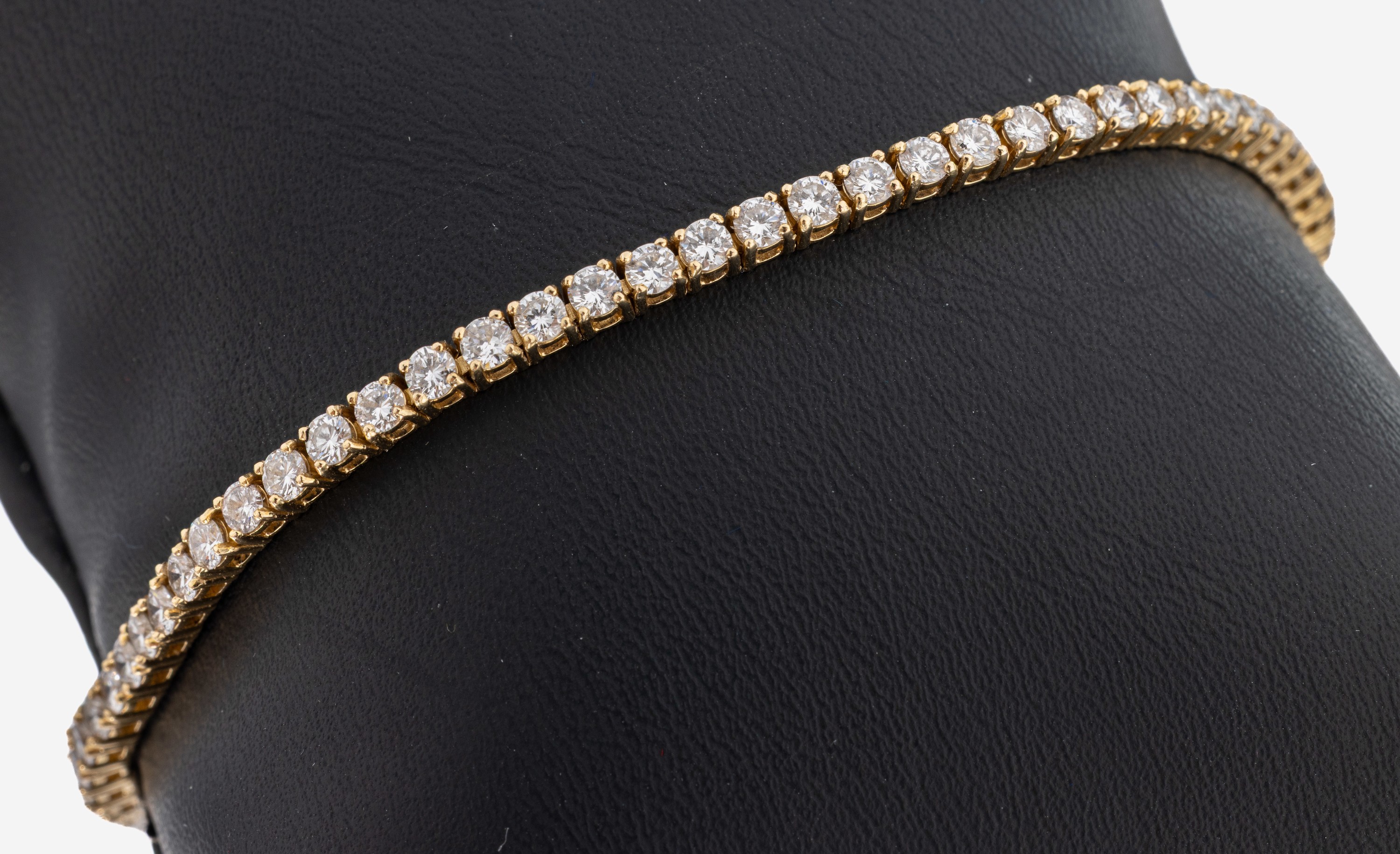 Image 27130351 - 14 kt Gold Brillant-Linienarmband, GG 585/000, 68 Brillanten zus. ca. 3.50 ct Weiß- ...