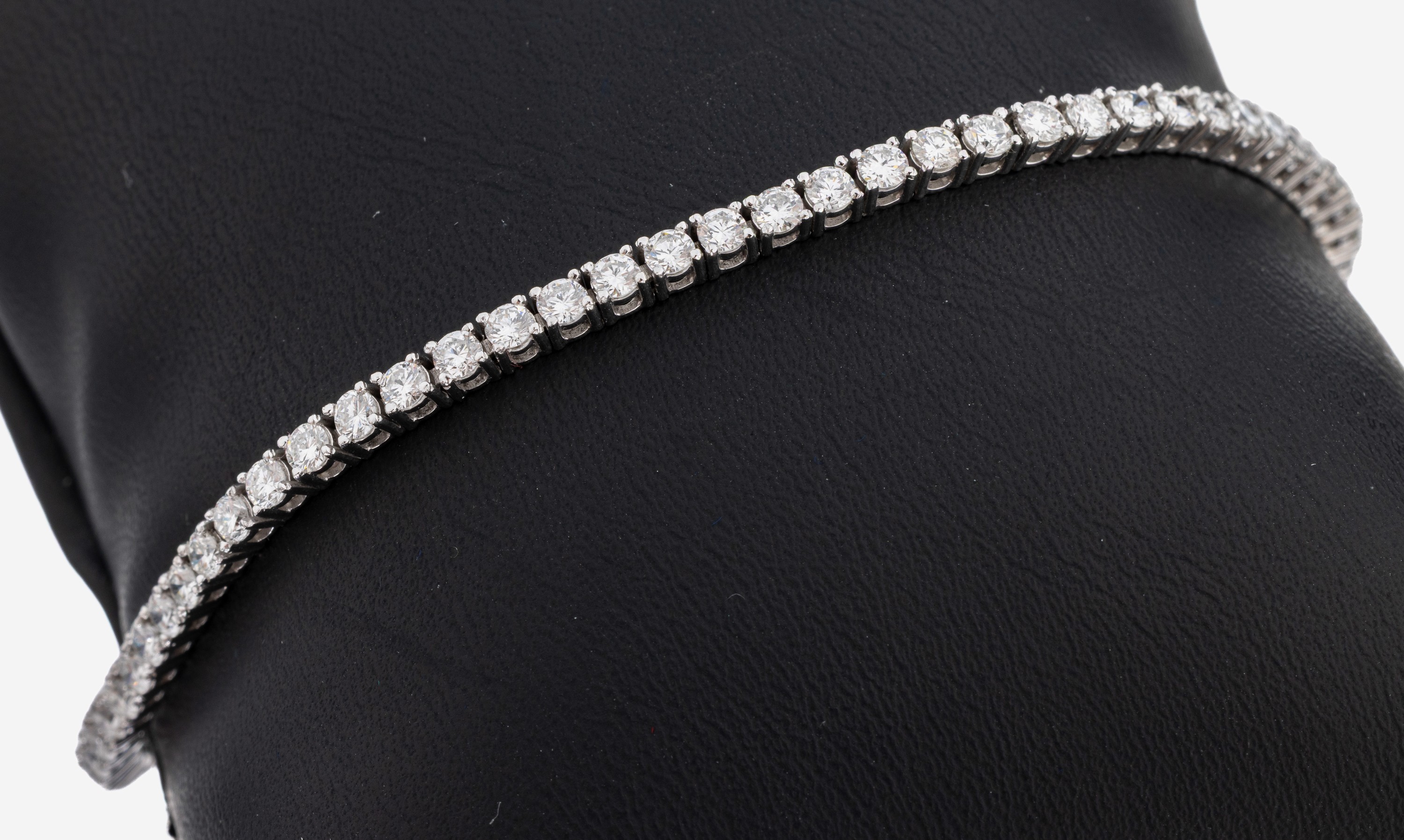 Image 27130359 - 14 kt Gold Brillant-Linienarmband, WG 585/000, 68 Brillanten zus. ca. 3.50 ct ...