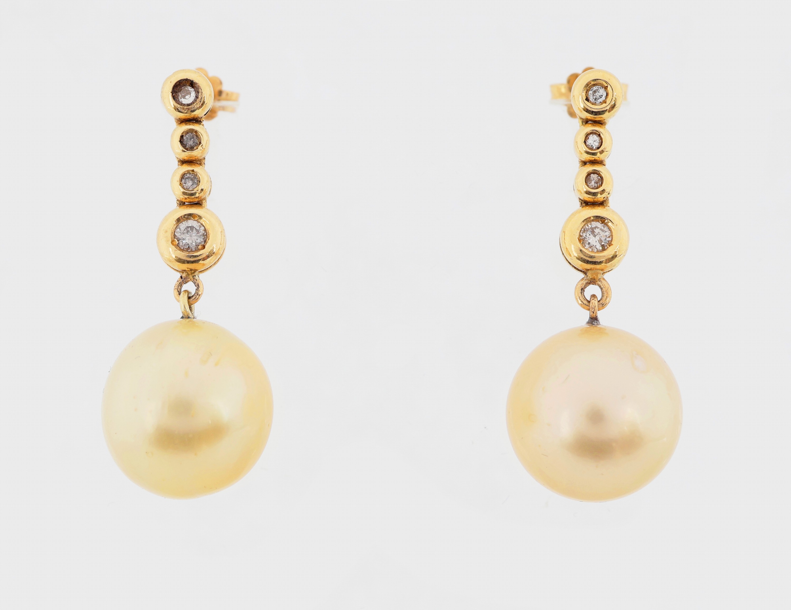 Image 27130365 - Paar 18 kt Gold Brillant-Perl-Ohrstecker, GG 750/000, 6 Brillanten zus. ca. 0.25 ct ...