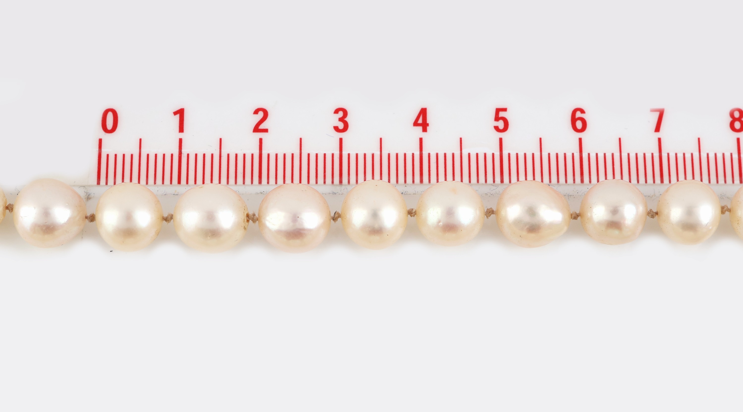 Detail a: Überlanges Perl-Collier, Akoyazuchtperlen, D. ca. 7.7-8.4 mm, endlos, L. ca. 122 cm