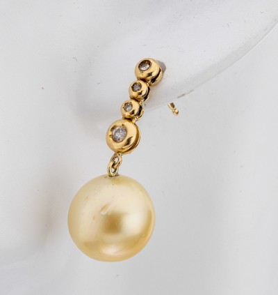 27130365a - Paar 18 kt Gold Brillant-Perl-Ohrstecker, GG 750/000, 6 Brillanten zus. ca. 0.25 ct ...