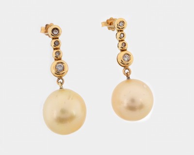 27130365b - Paar 18 kt Gold Brillant-Perl-Ohrstecker, GG 750/000, 6 Brillanten zus. ca. 0.25 ct ...