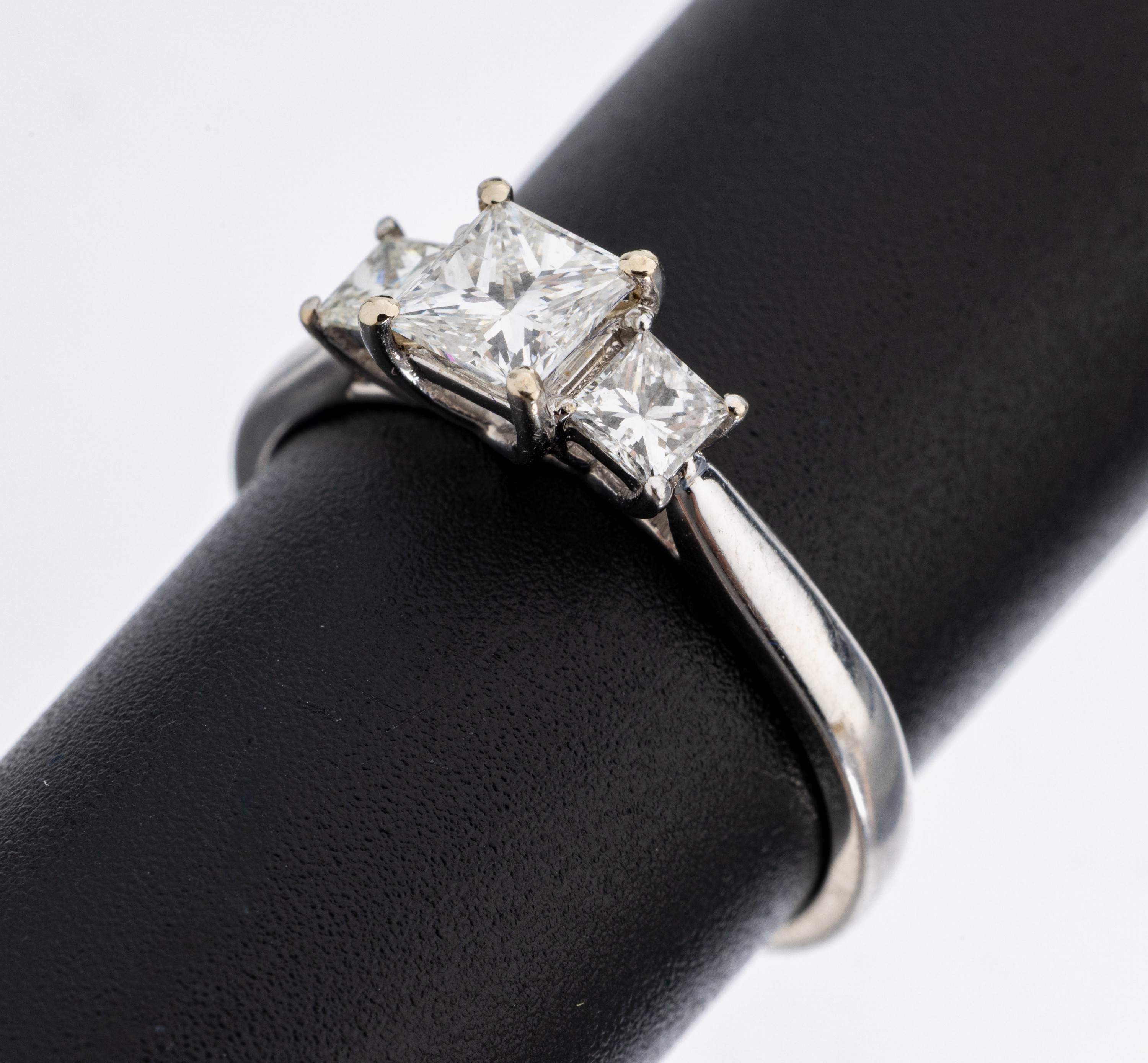 Image 27130400 - 18 kt Gold Diamant-Ring, WG 750/000, mittigPrincess Cut Diamant ca. 0.54 ct Weiß/p, 2 ...