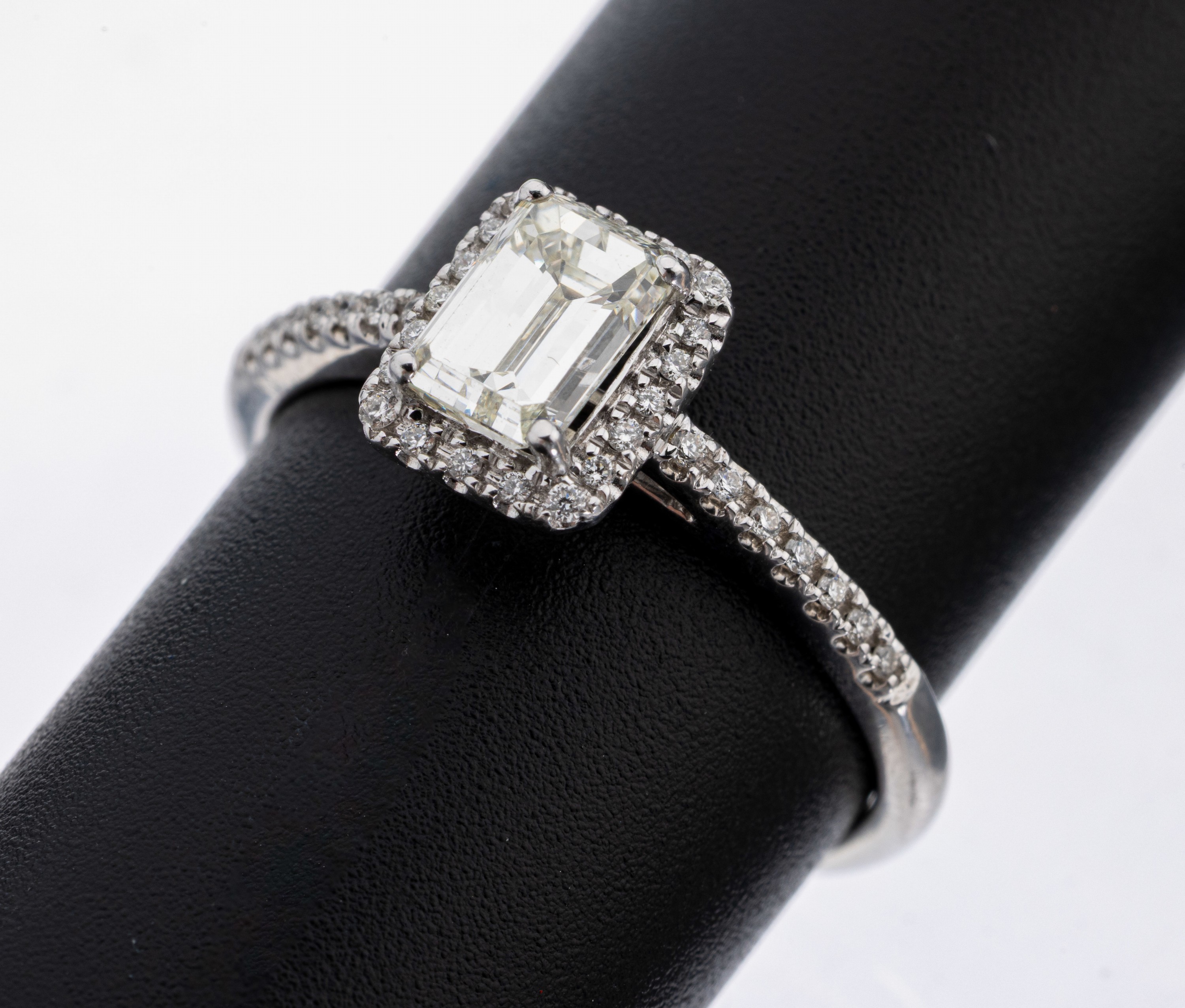 Image 27130404 - 14 kt Gold Diamant-Ring, WG 585/000, mittigDiamant im Emerald Cut ca. 1.0 ct ...