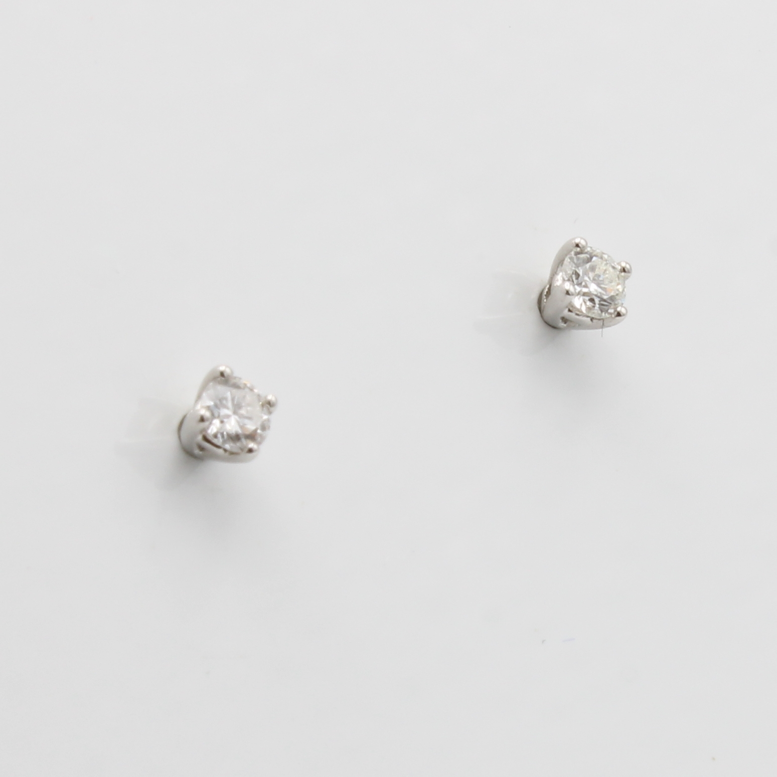 Image 27130405 - Paar Ohrstecker mit Brillanten, WG 585/000, 2 Brill. in Krappenfassung zus. ca. 0.25 ct ...