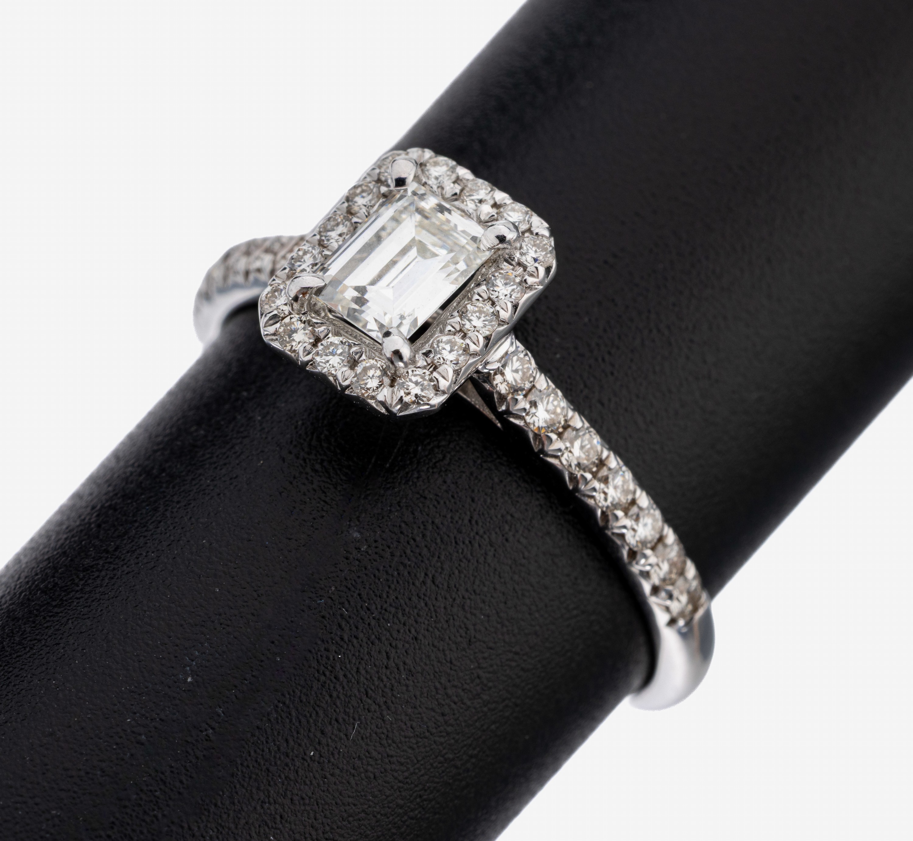 Image 27130408 - 18 kt Gold Diamant-Ring, WG 750/000, mittigDiamant im Emerald Cut ca. 0.52 ct feines ...