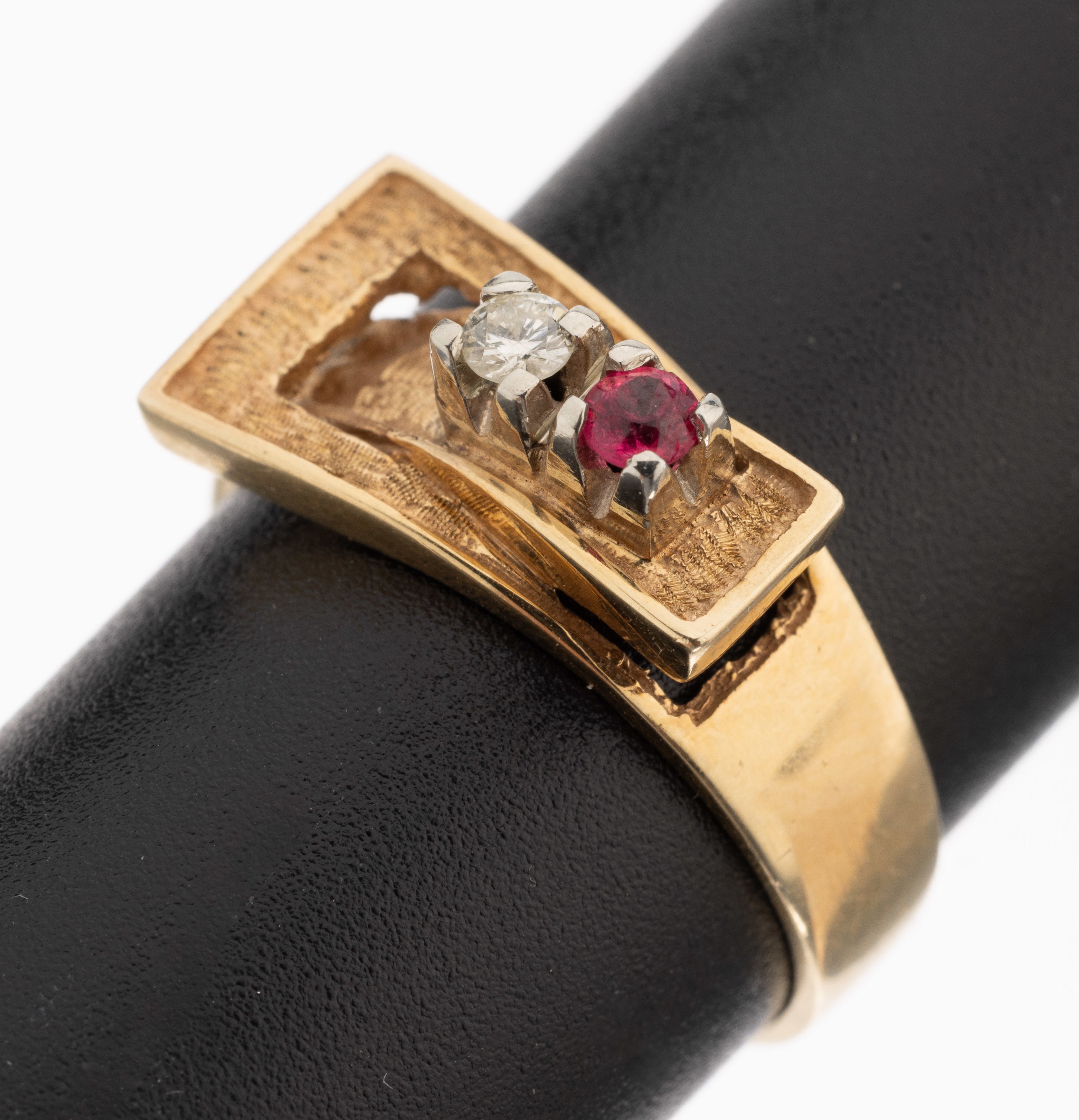 Image 27130418 - 14 kt Gold Rubin-Brillant-Ring, GG/WG 585/000, Ringkopf stil. Gürtelschließe, ...