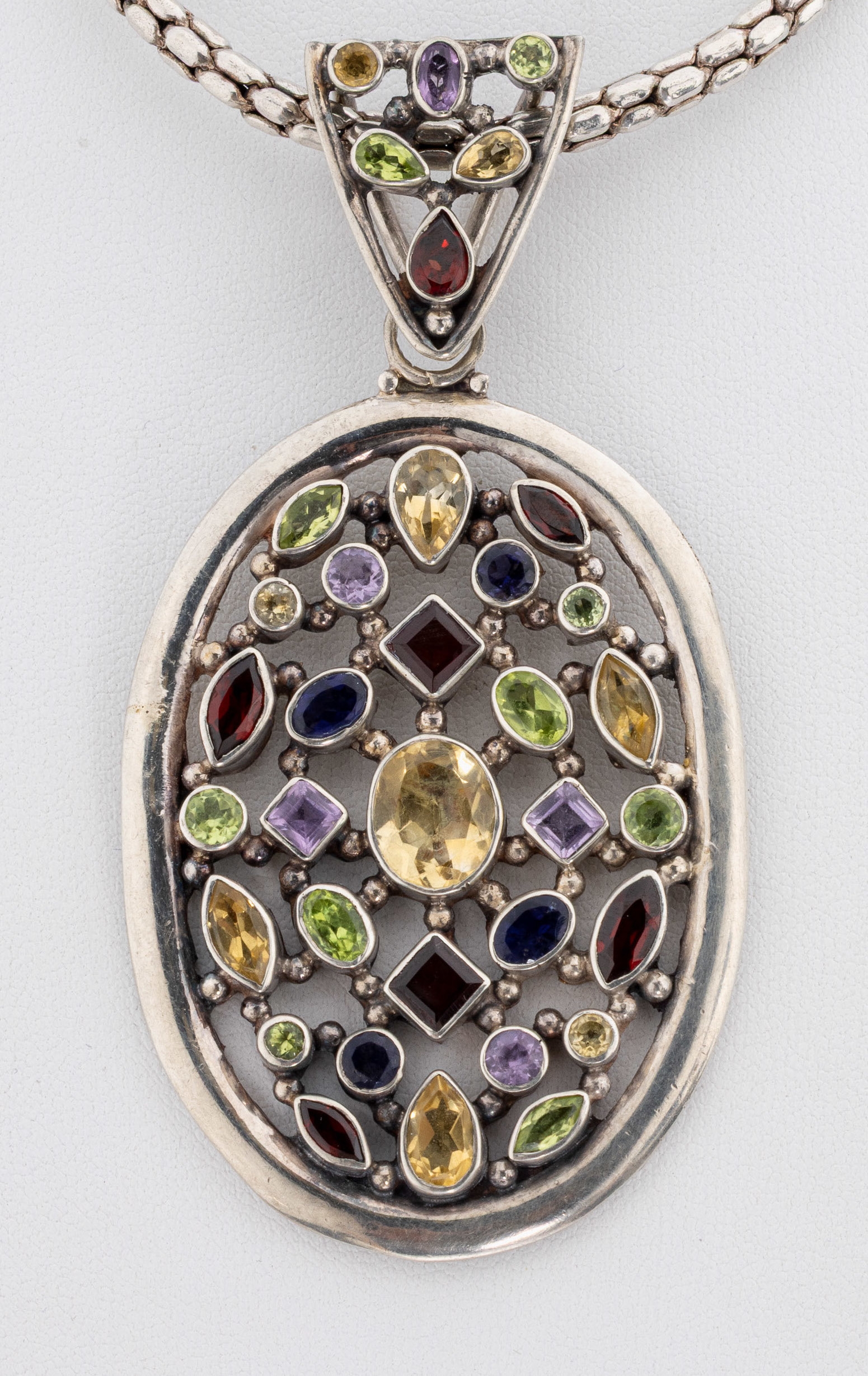 Detail a: Farbstein-Anhänger, Silber gepr., facett. Farbsteine, u.a. Peridots, Amethyste, Granate und Turmaline zus. ca. 18.0 ct, an Schlauchkette, 925er ...