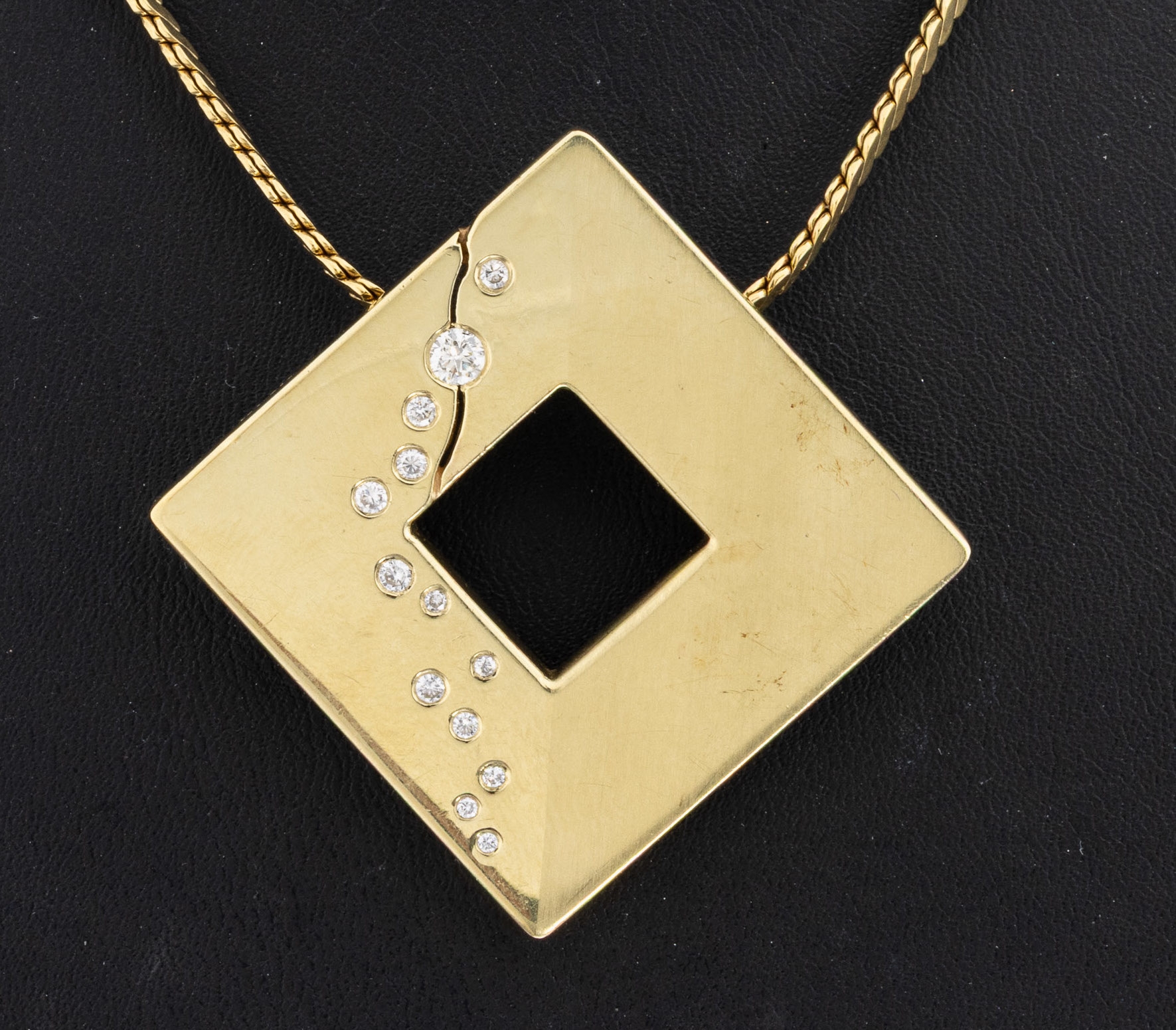 Detail a: 14 kt Gold Brillant-Anhänger, GG 585/000, pol. und sat., 13 Brillanten zus. ca. 0.36 ct Weiß/si, an Kette, GG 750/000, L. ca. 43 cm, Kastenschloss ...