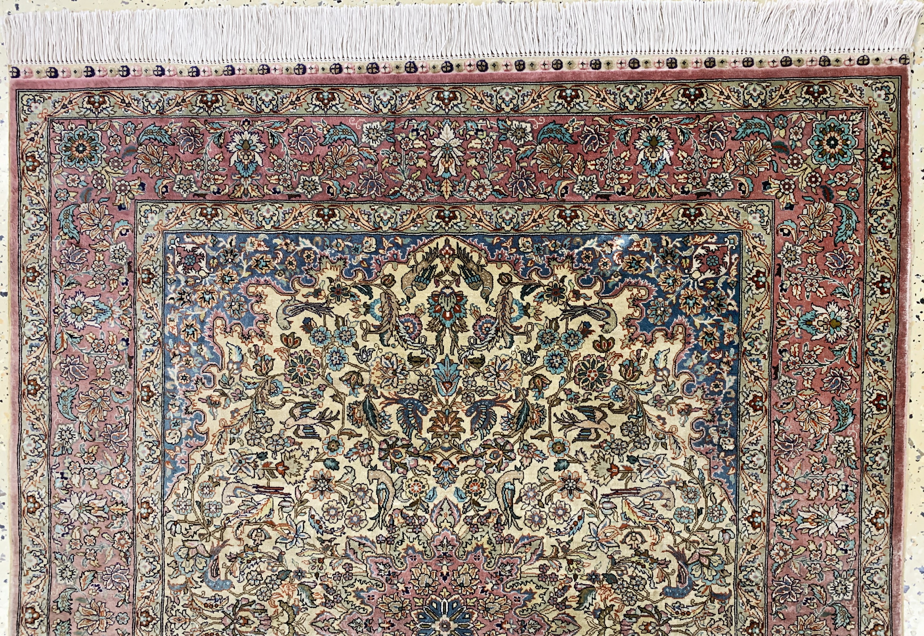 Detail a: Hereke Seide fein, China, Ende 20.Jhd, reine Naturseide, ca. 145 x 106 cm, ca. 1,0 Mio. Kn/qm, EHZ: 2(reinigungsbedürftig).