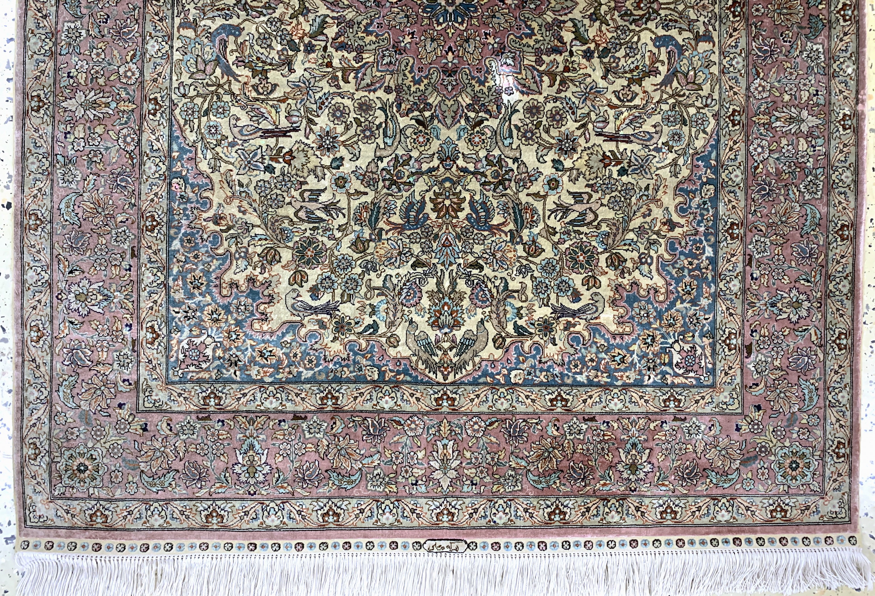 Detail b: Hereke Seide fein, China, Ende 20.Jhd, reine Naturseide, ca. 145 x 106 cm, ca. 1,0 Mio. Kn/qm, EHZ: 2(reinigungsbedürftig).