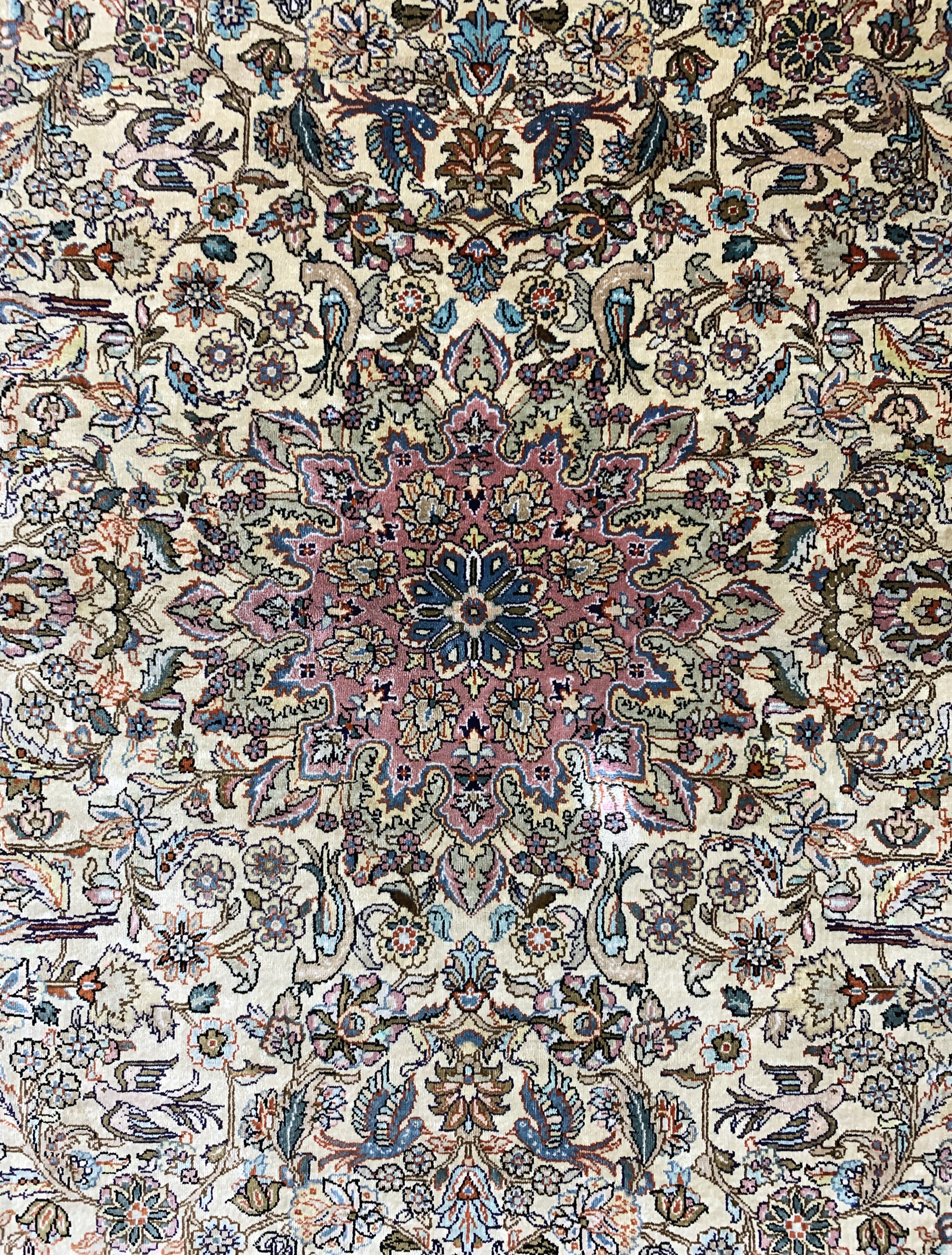 Detail c: Hereke Seide fein, China, Ende 20.Jhd, reine Naturseide, ca. 145 x 106 cm, ca. 1,0 Mio. Kn/qm, EHZ: 2(reinigungsbedürftig).