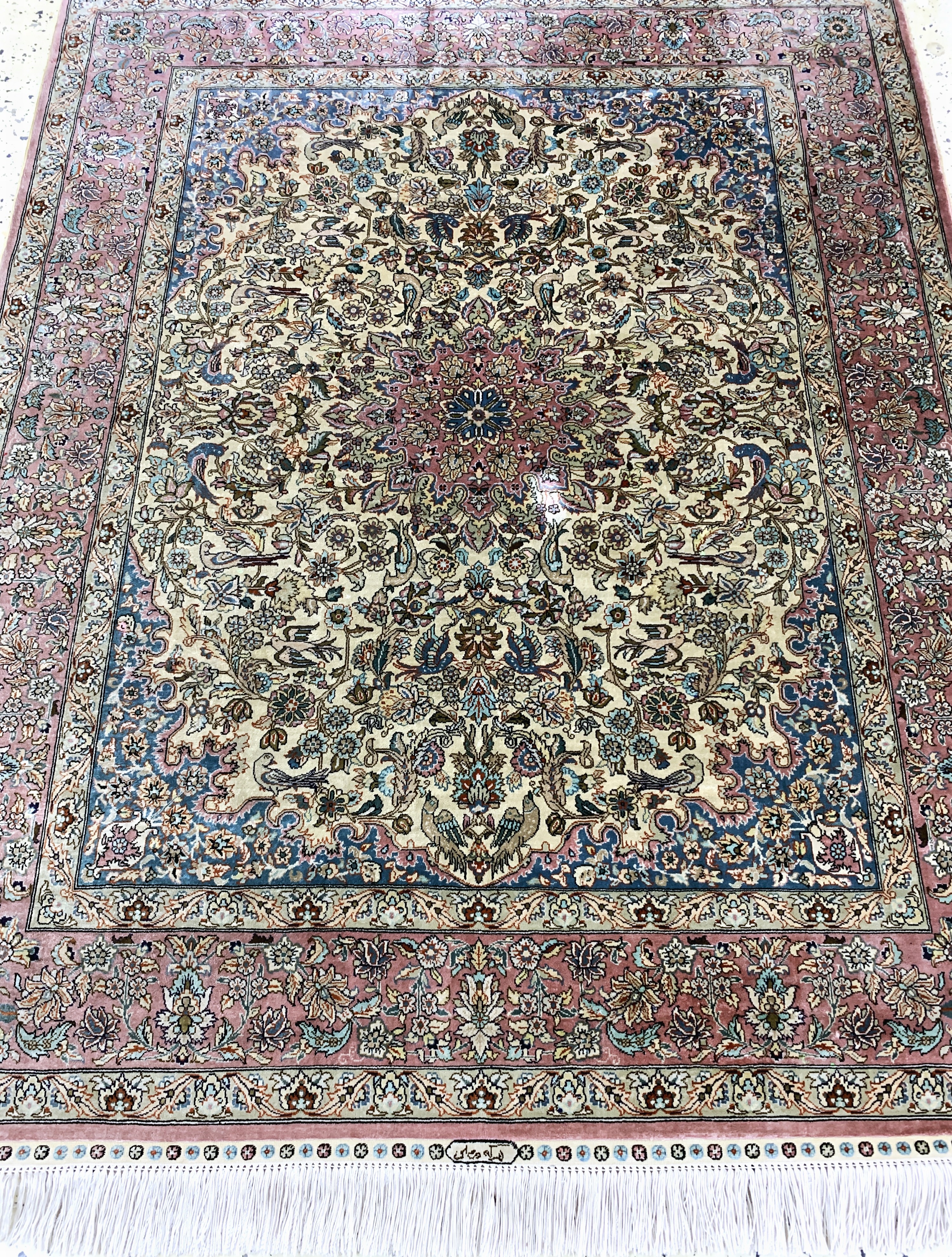 Detail d: Hereke Seide fein, China, Ende 20.Jhd, reine Naturseide, ca. 145 x 106 cm, ca. 1,0 Mio. Kn/qm, EHZ: 2(reinigungsbedürftig).