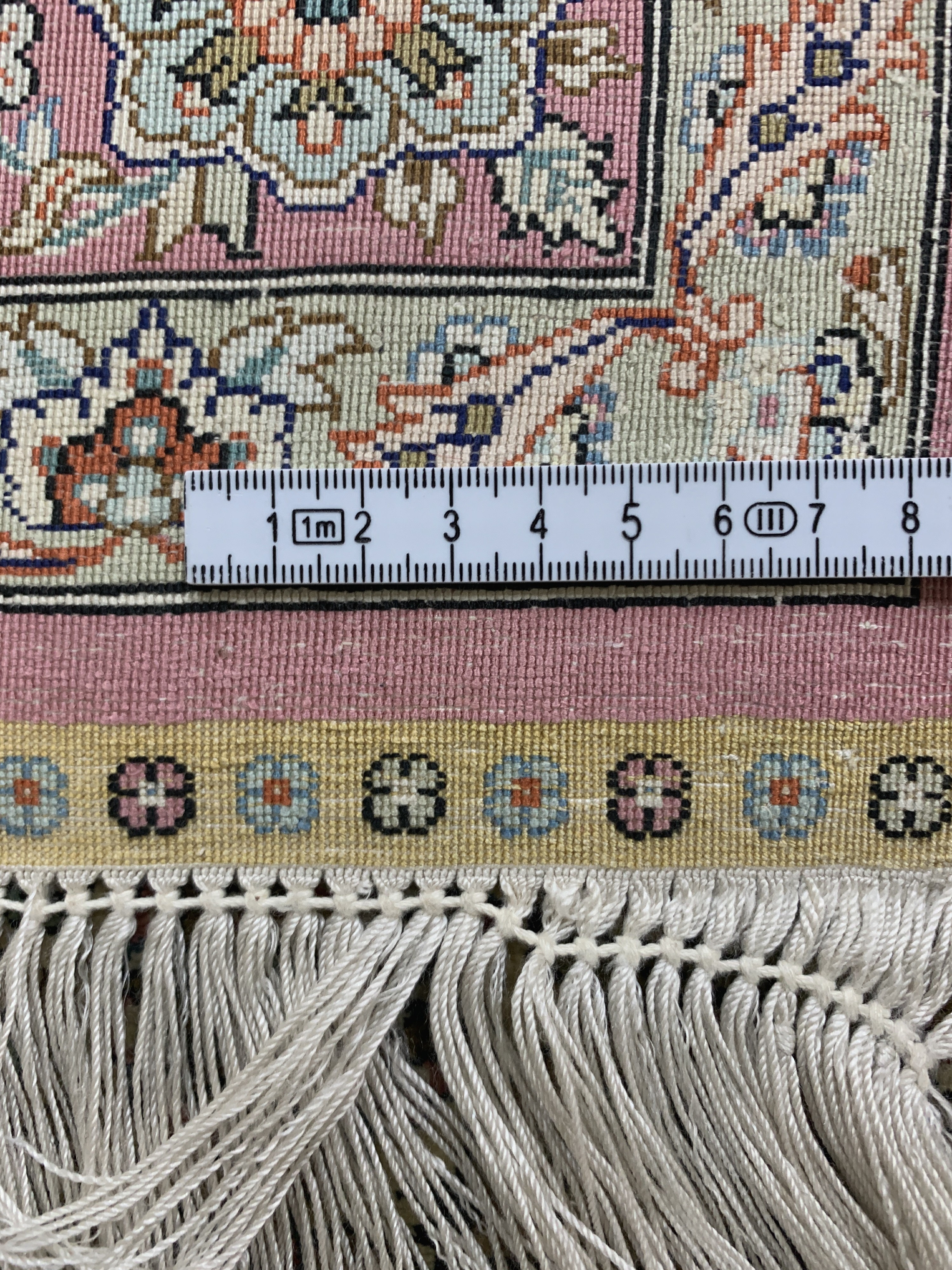 Detail e: Hereke Seide fein, China, Ende 20.Jhd, reine Naturseide, ca. 145 x 106 cm, ca. 1,0 Mio. Kn/qm, EHZ: 2(reinigungsbedürftig).