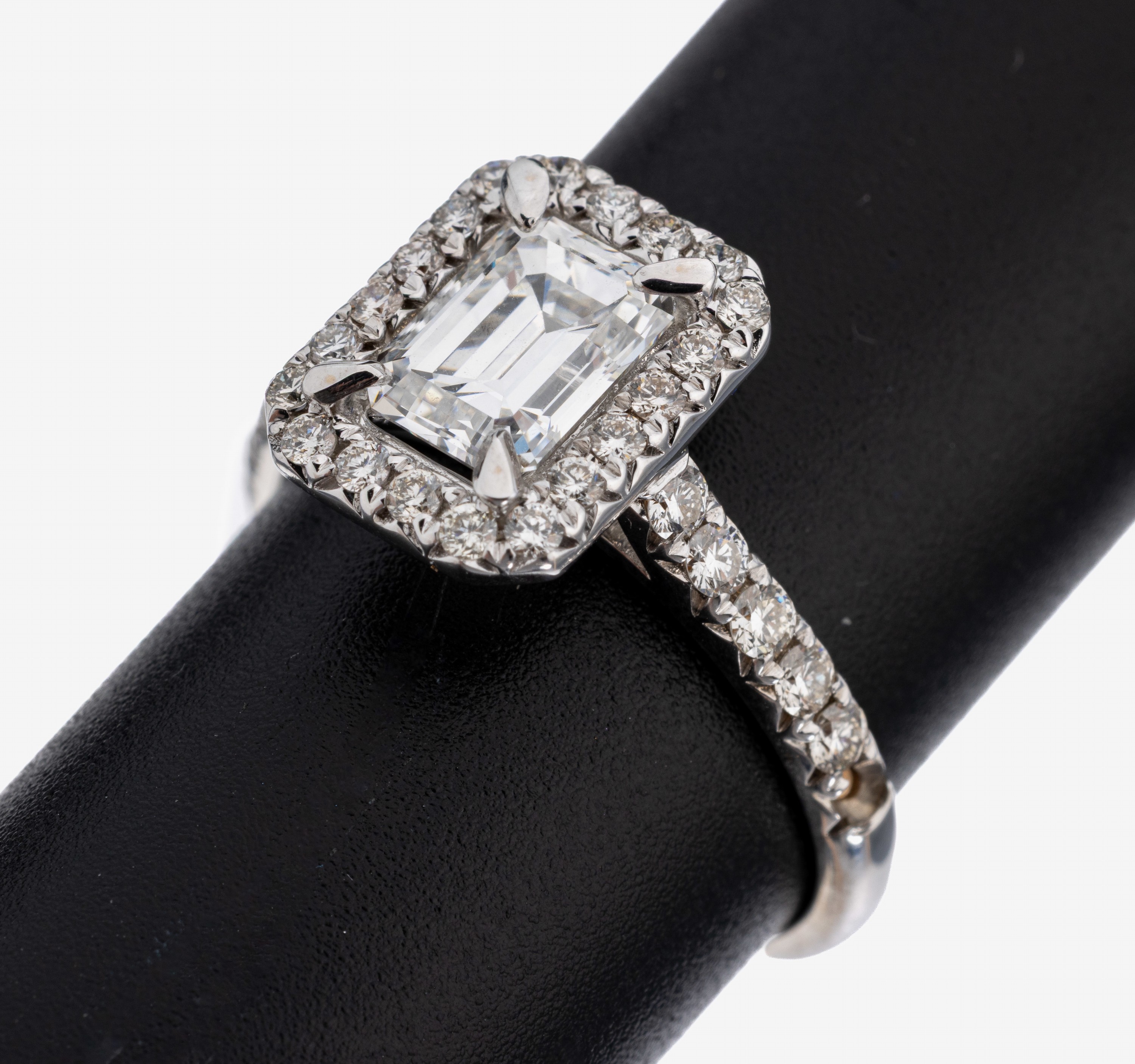 Image 27130429 - 18 kt gold diamond-ring , WG 750/000, centered diamond in emerald cut 1.50 ct River ...