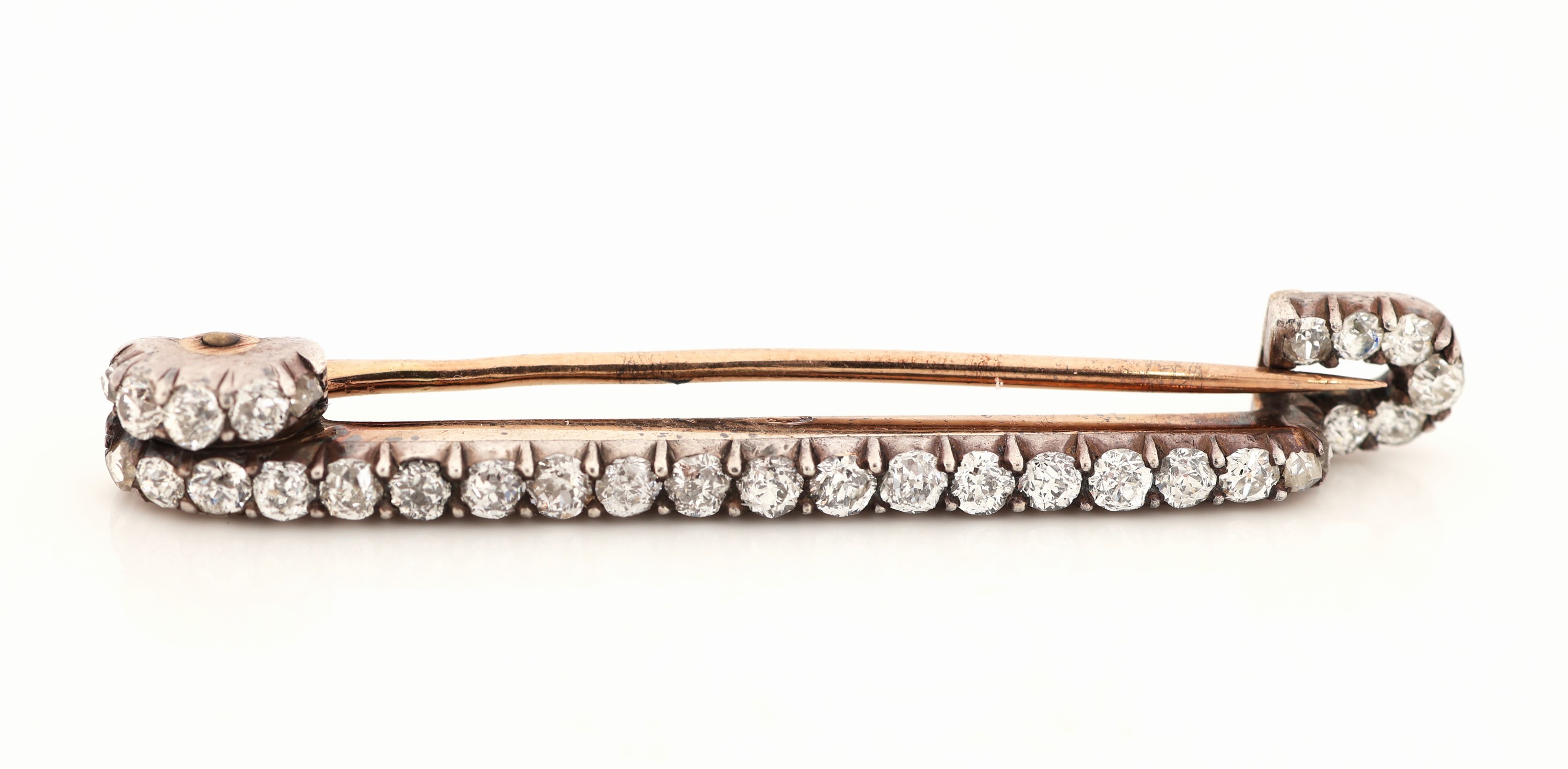 Detail a: 14 kt Gold Diamant-Brosche, um 1890, RG 585/000 gepr., schauseitig Silber, 26 Altschliffdiamanten und 5 Diamantrosen zus. ca. 1.50 ct Weiß/p, L. ...