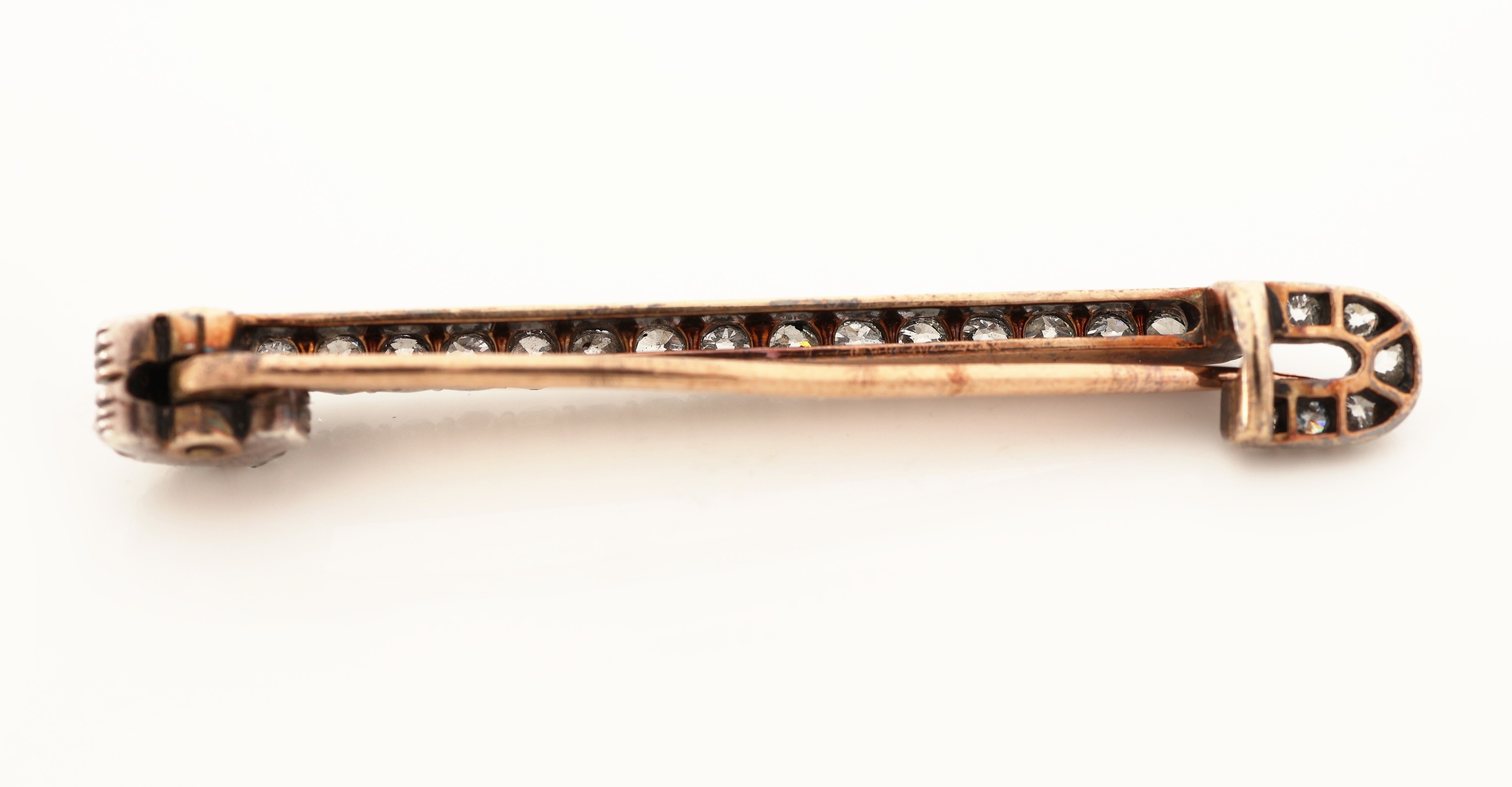 Detail b: 14 kt Gold Diamant-Brosche, um 1890, RG 585/000 gepr., schauseitig Silber, 26 Altschliffdiamanten und 5 Diamantrosen zus. ca. 1.50 ct Weiß/p, L. ...