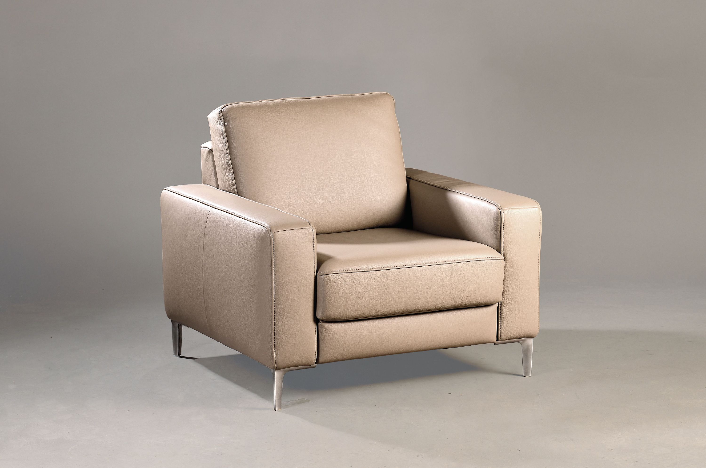 Image 27130476 - Armchair, manufacturer #´Koinor#´, covered with leather, on stainless steel feet, ...