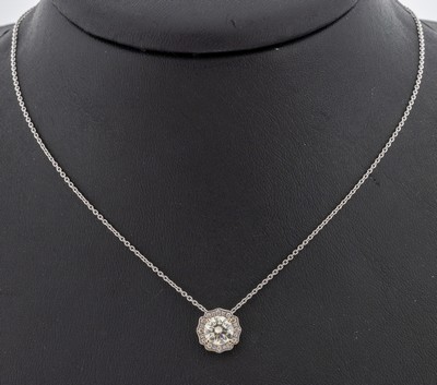 27130401a - 18 kt Gold Brillant-Collier, WG 750/000, bewegl. Mittelteil, mittig Brillant ca. 1.0 ...