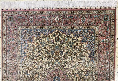 27130427a - Hereke Seide fein, China, Ende 20.Jhd, reine Naturseide, ca. 145 x 106 cm, ca. 1,0 Mio. ...