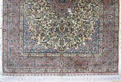 27130427b - Hereke Seide fein, China, Ende 20.Jhd, reine Naturseide, ca. 145 x 106 cm, ca. 1,0 Mio. ...