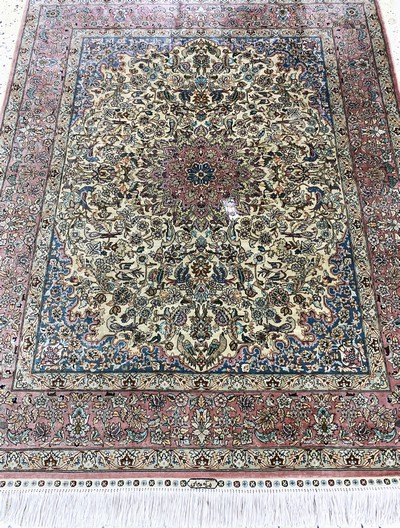 27130427d - Hereke Seide fein, China, Ende 20.Jhd, reine Naturseide, ca. 145 x 106 cm, ca. 1,0 Mio. ...