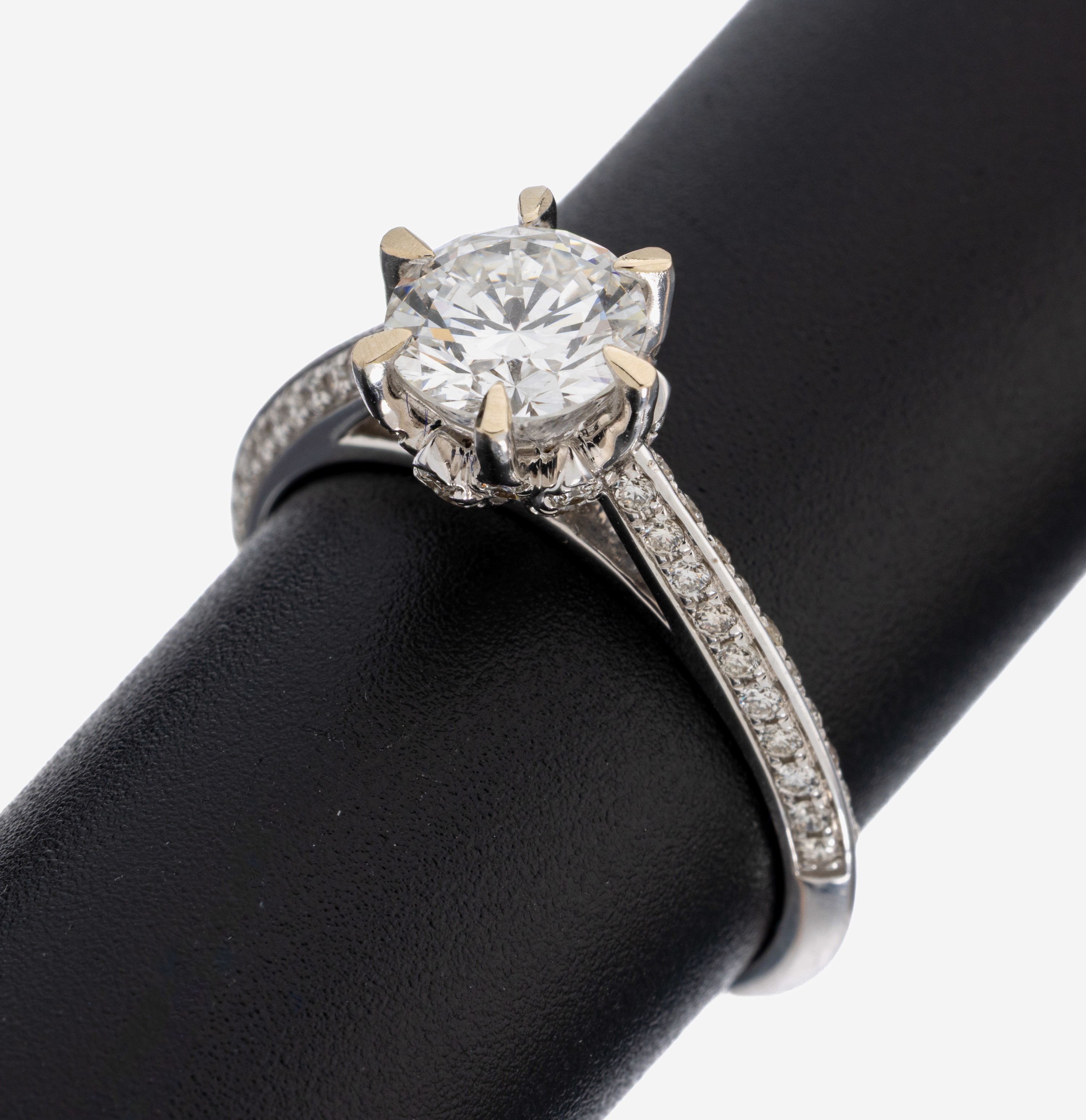 Image 27130556 - 18 kt Gold Brillant-Ring, WG 750/000, mittig Brillant ca. 1.19 ct feines ...
