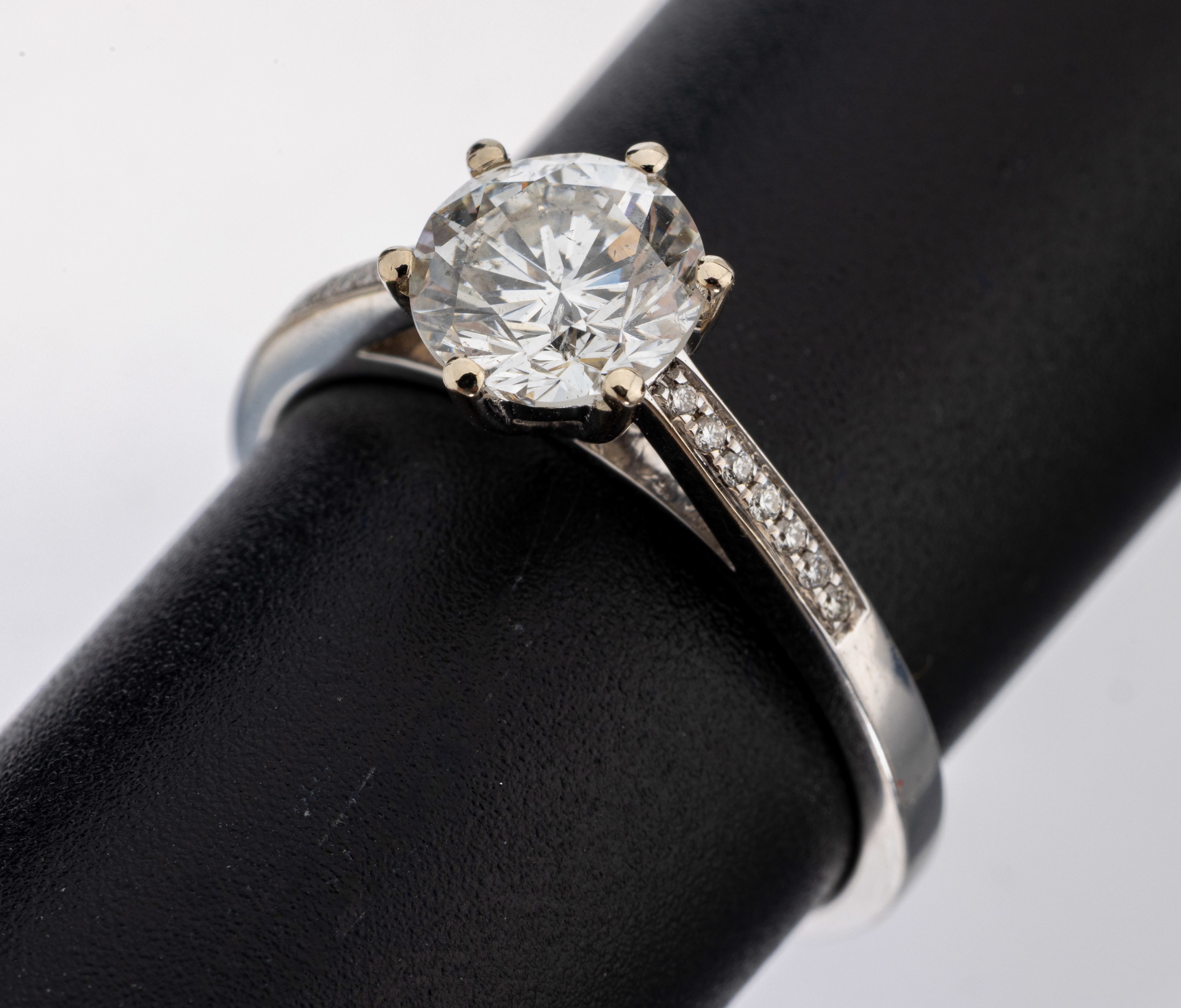 Image 27130565 - 18 kt Gold Brillant-Ring, WG 750/000, mittig Brillant ca. 1.36 ct l.get.Weiß/p, ...