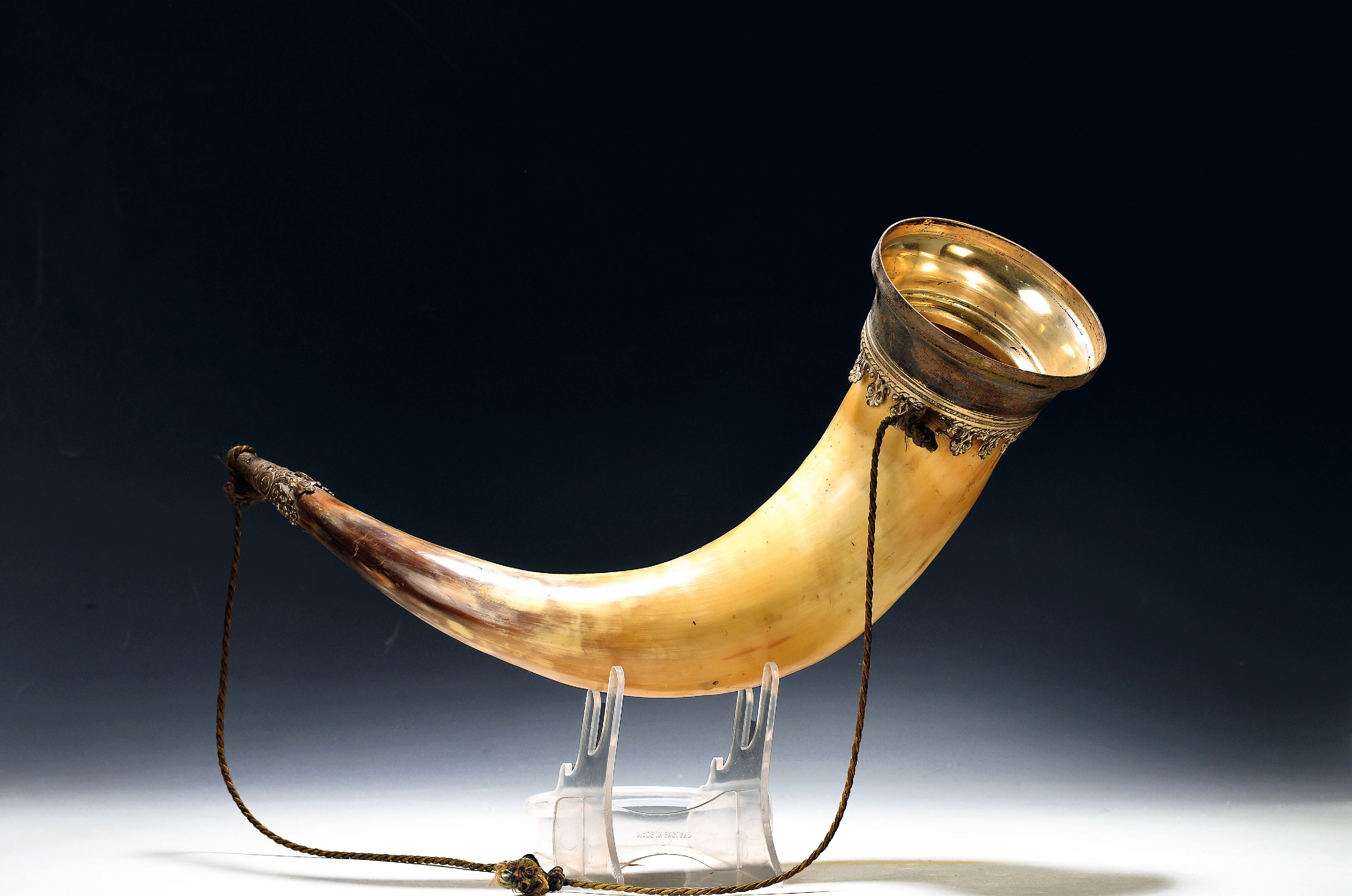 Image 27130575 - Trinkhorn, 20.Jh., gedrehtes Horn wohl eines Rindes, Metallmontur versilbert, L. 43 cm