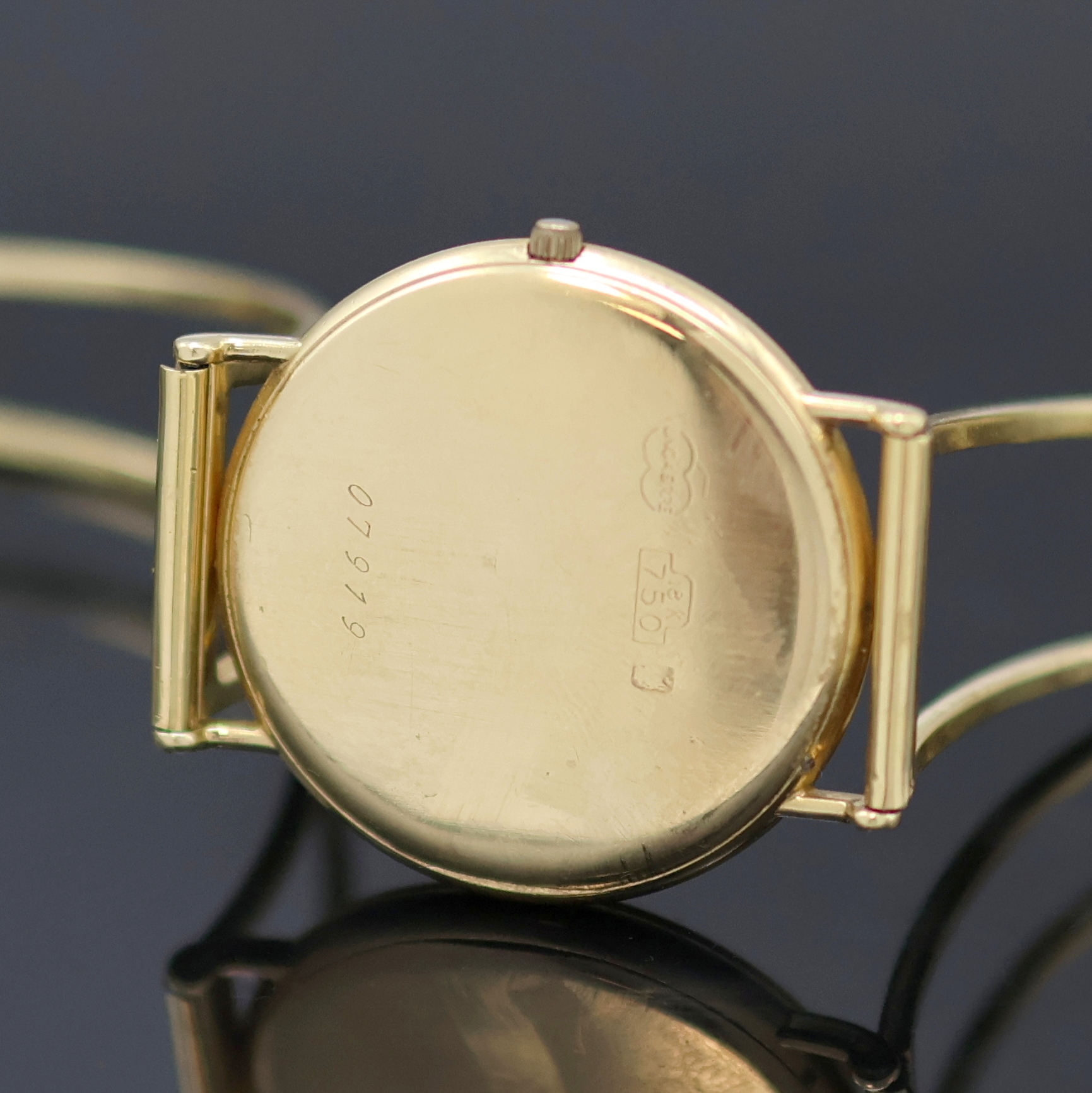 Detail e: MAURICE LACROIX Armbanduhr in GG 750/000, quarz, Schweiz um 1990, 2-teil. Geh. inkl. GG 750/000 Spange, Boden aufgedr., weißes Zifferbl. m. röm. ...