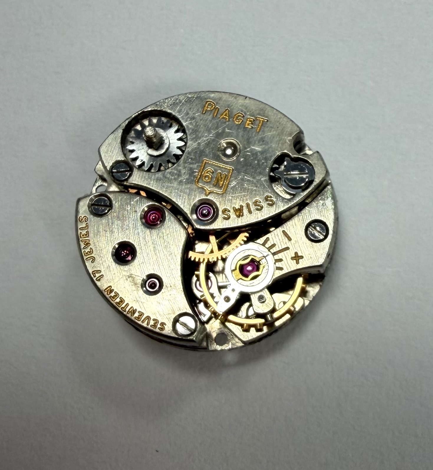 Detail d: PIAGET Backwinder Damenarmbanduhr in RoseG 750/000, Handaufzug, Schweiz / Frankreich um 1960, Spangenband unsign., Boden aufgedr., Aufzug- u. ...