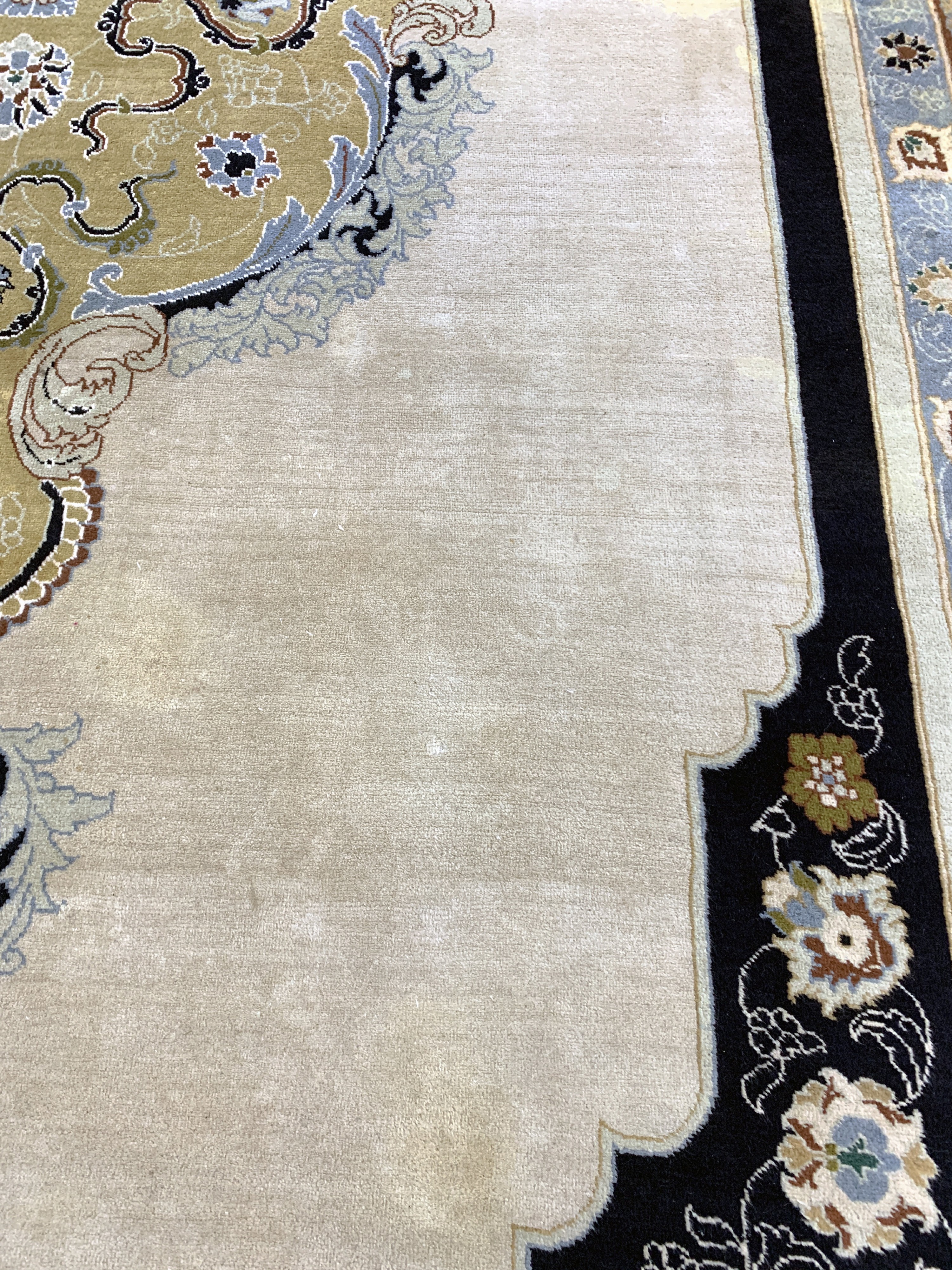 Detail e: Savanary, China, Mitte 20.Jhd, Wolle auf Baumwolle, ca. 580 x 395 cm, EHZ: 2, (fleckig)