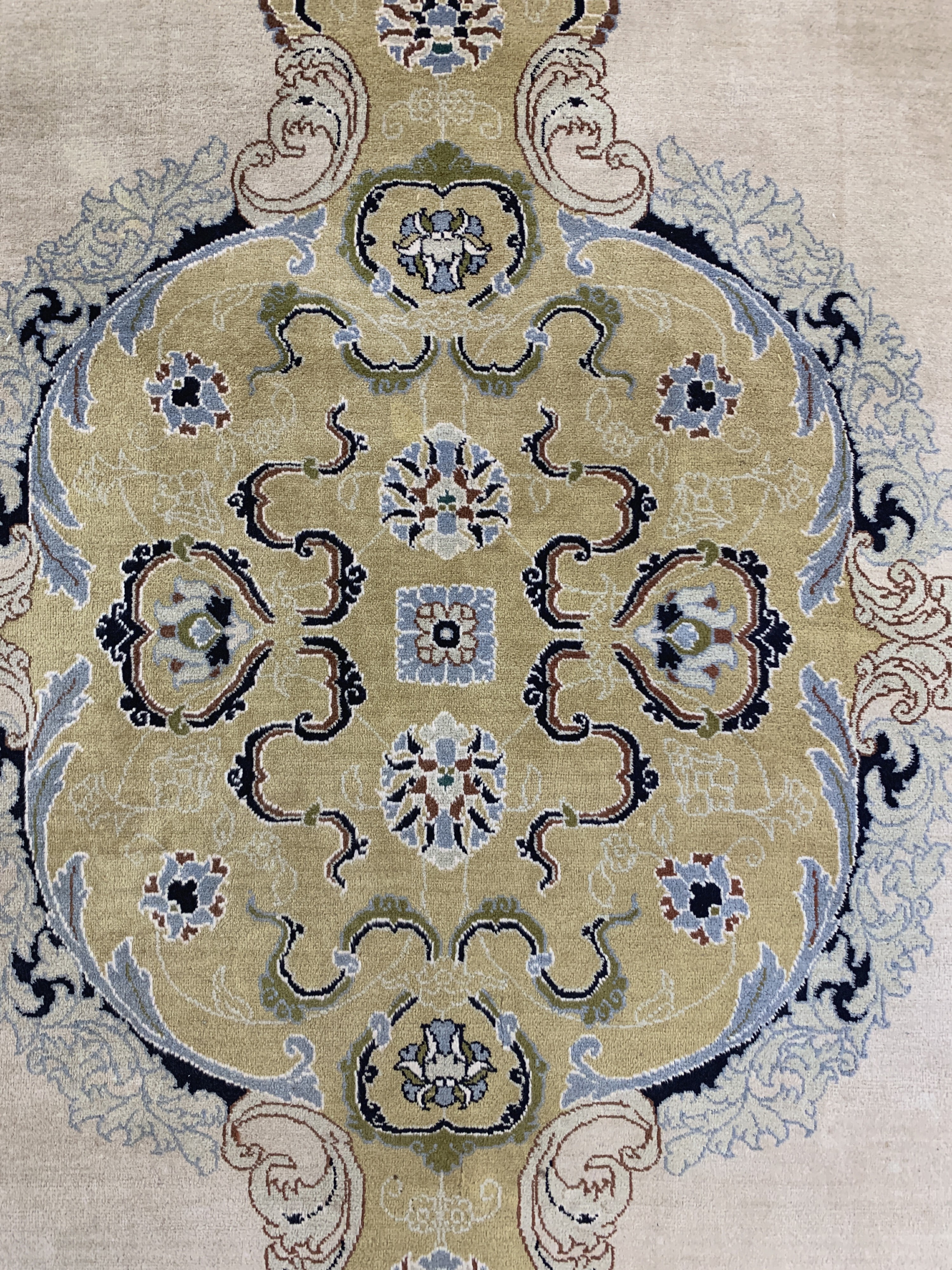 Detail g: Savanary, China, Mitte 20.Jhd, Wolle auf Baumwolle, ca. 580 x 395 cm, EHZ: 2, (fleckig)