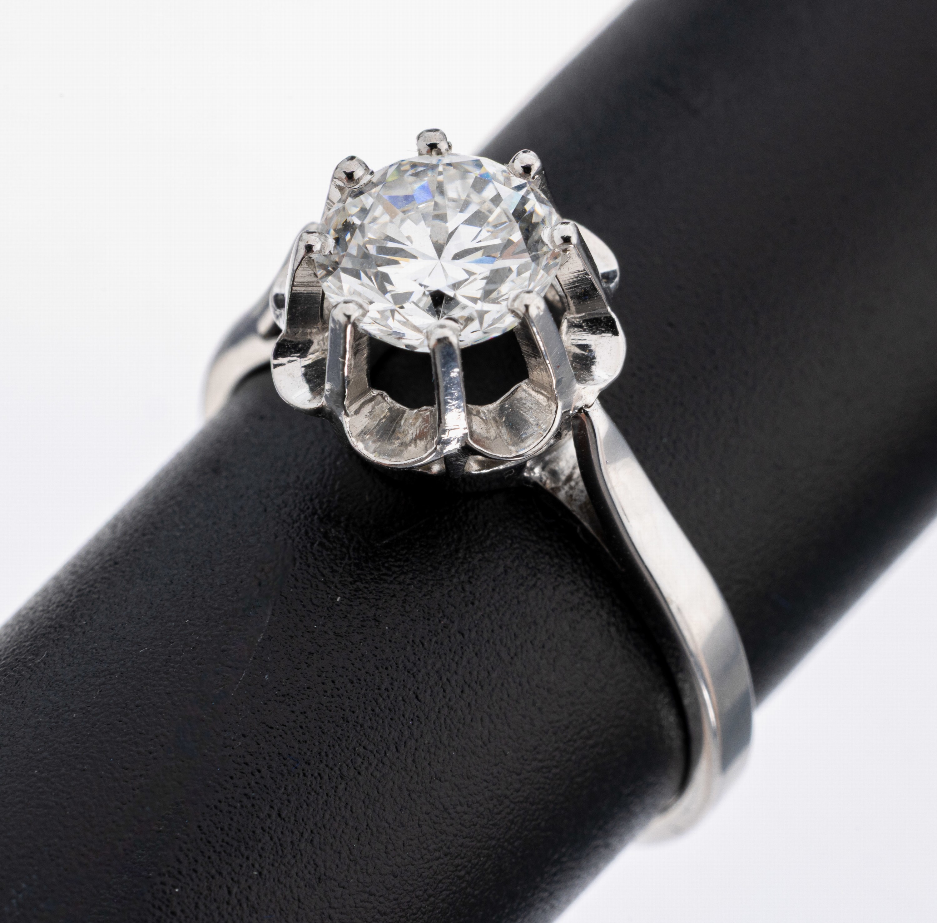 Image 27130599 - 18 kt Gold Brillant-Ring, WG 750/000 gepr.,Brillant ca. 1.50 ct feines Weiß/vs, RW 60, ...