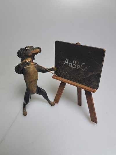 27130592f - Wiener Bronze, Dackel als Lehrer an der Tafel, sign. Wasserkrug, bunt staffiert, ca. ...
