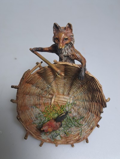 27130594a - Fuchs mit Korb und Hahn, Wiener Bronze, sign. Bergmann, bunt staffiert, H.ca. 6 cm