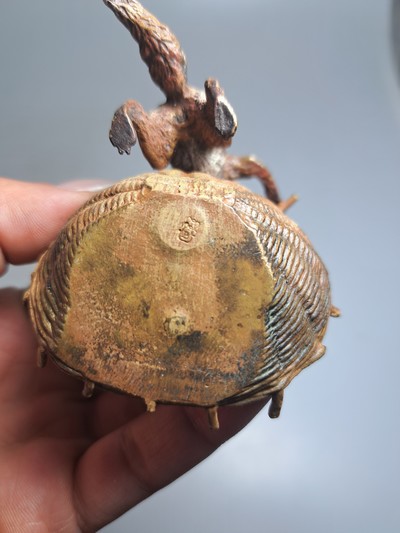 27130594c - Fuchs mit Korb und Hahn, Wiener Bronze, sign. Bergmann, bunt staffiert, H.ca. 6 cm