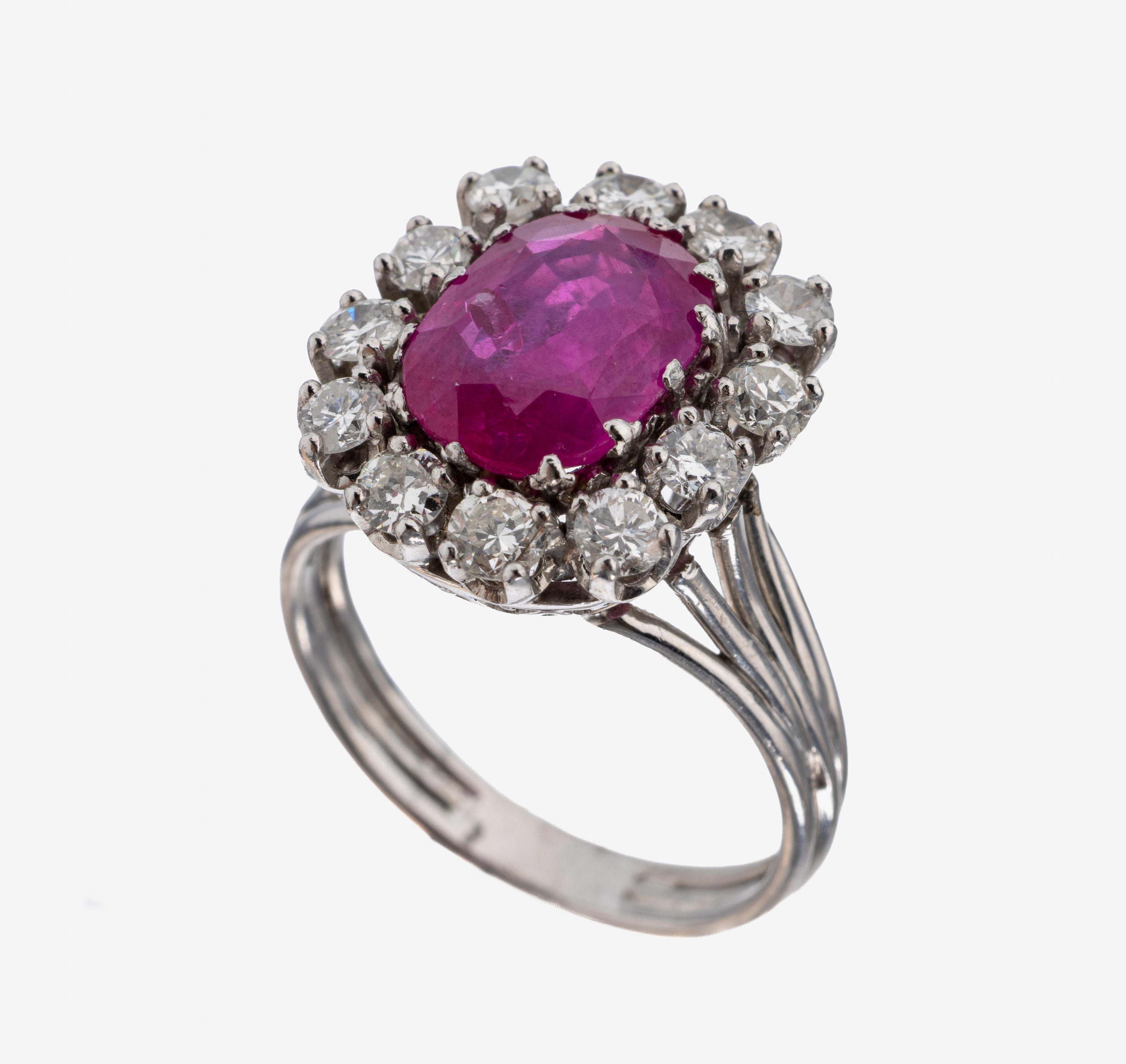 Image 27130603 - 18 kt Gold Rubin-Brillant-Ring, WG 750/000 gepr., mittig Rubin ca. 4.80 ct, umgeben von ...