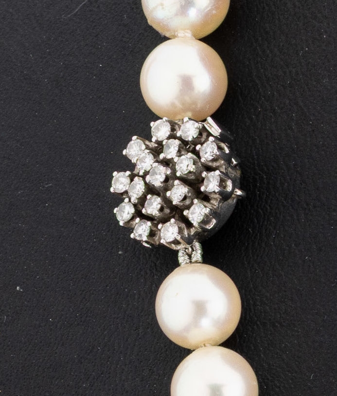 Detail a: Perl-Collier mit 14 kt Gold Brillant-Schließe, WG 585/000, Akoyazuchtperlen, D. ca. 8.9- 9.4 mm, L. ca. 49 cm, Kastenschloss mit 17 Brillanten zus. ...
